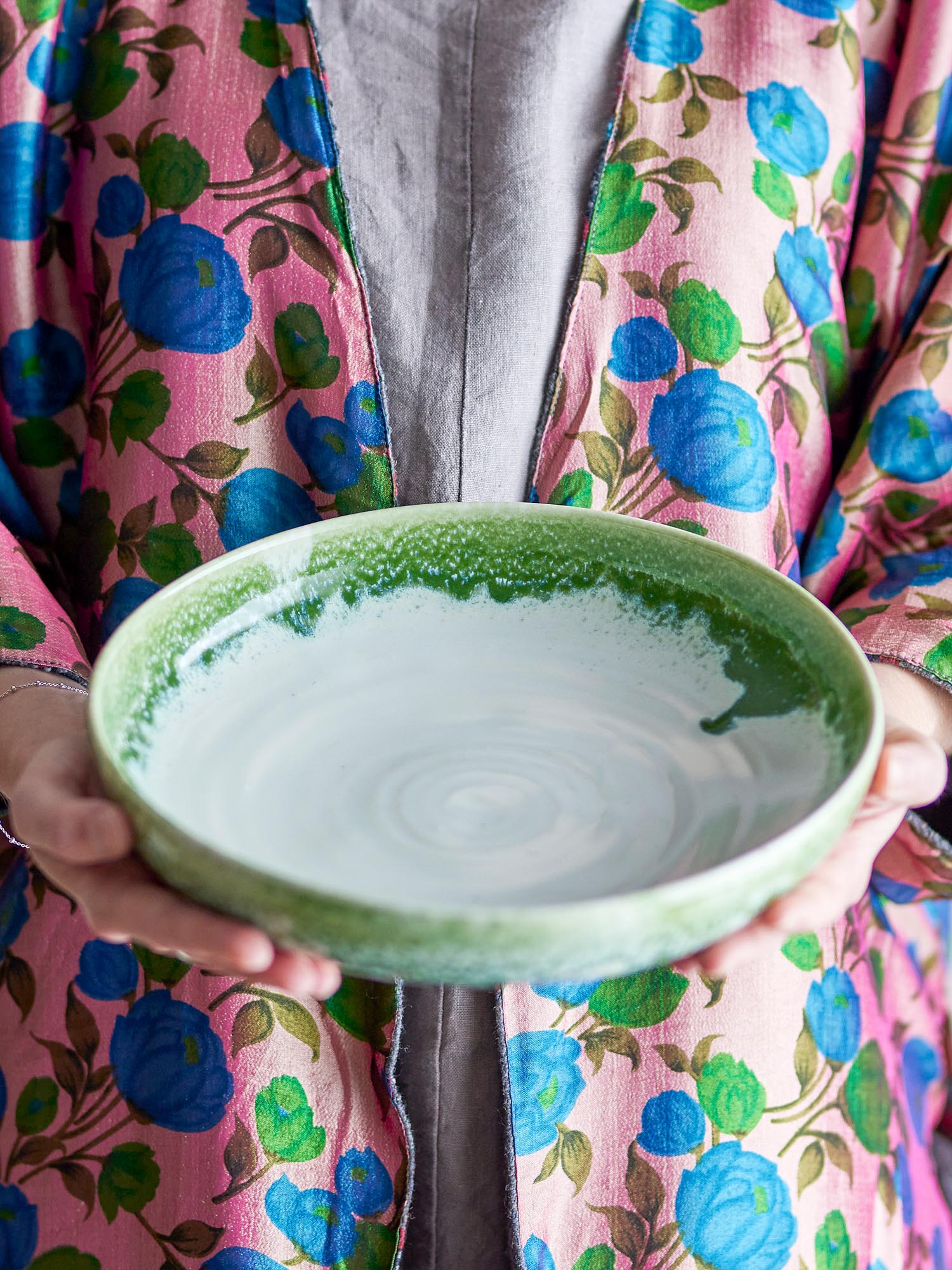 Elegante grüne Servierplatte aus Steingut von Creative Collection, ideal für stilvolles Servieren und Dekorieren.