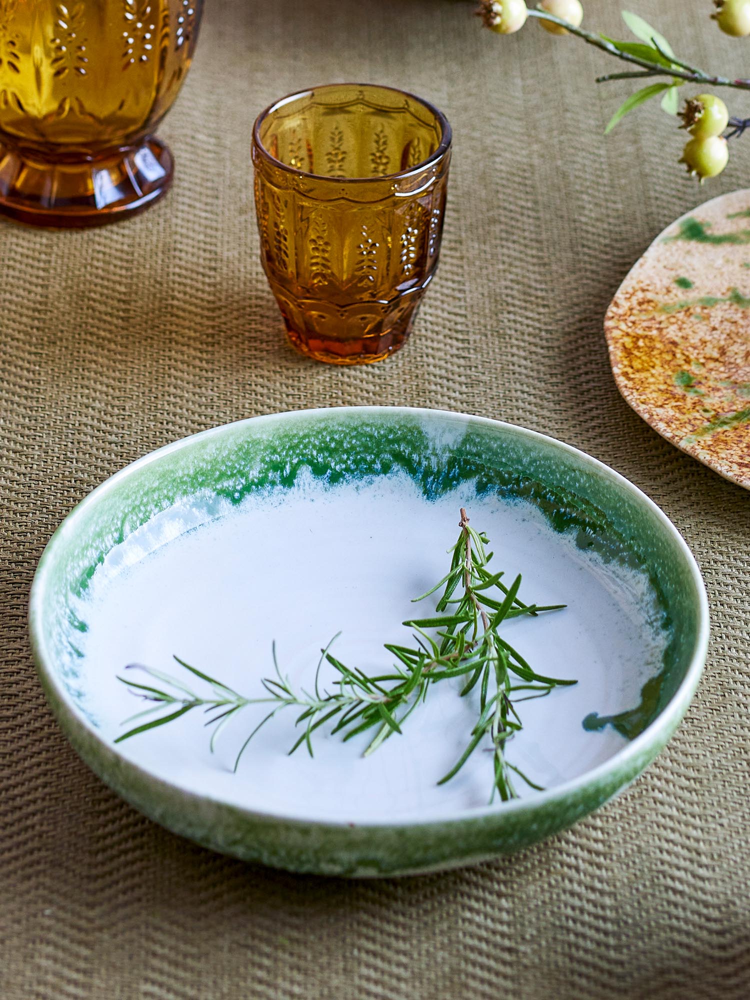 Stilvolle grüne Servierplatte aus Steingut von Creative Collection, perfekt für modernes Servieren und ansprechende Tischdekoration.