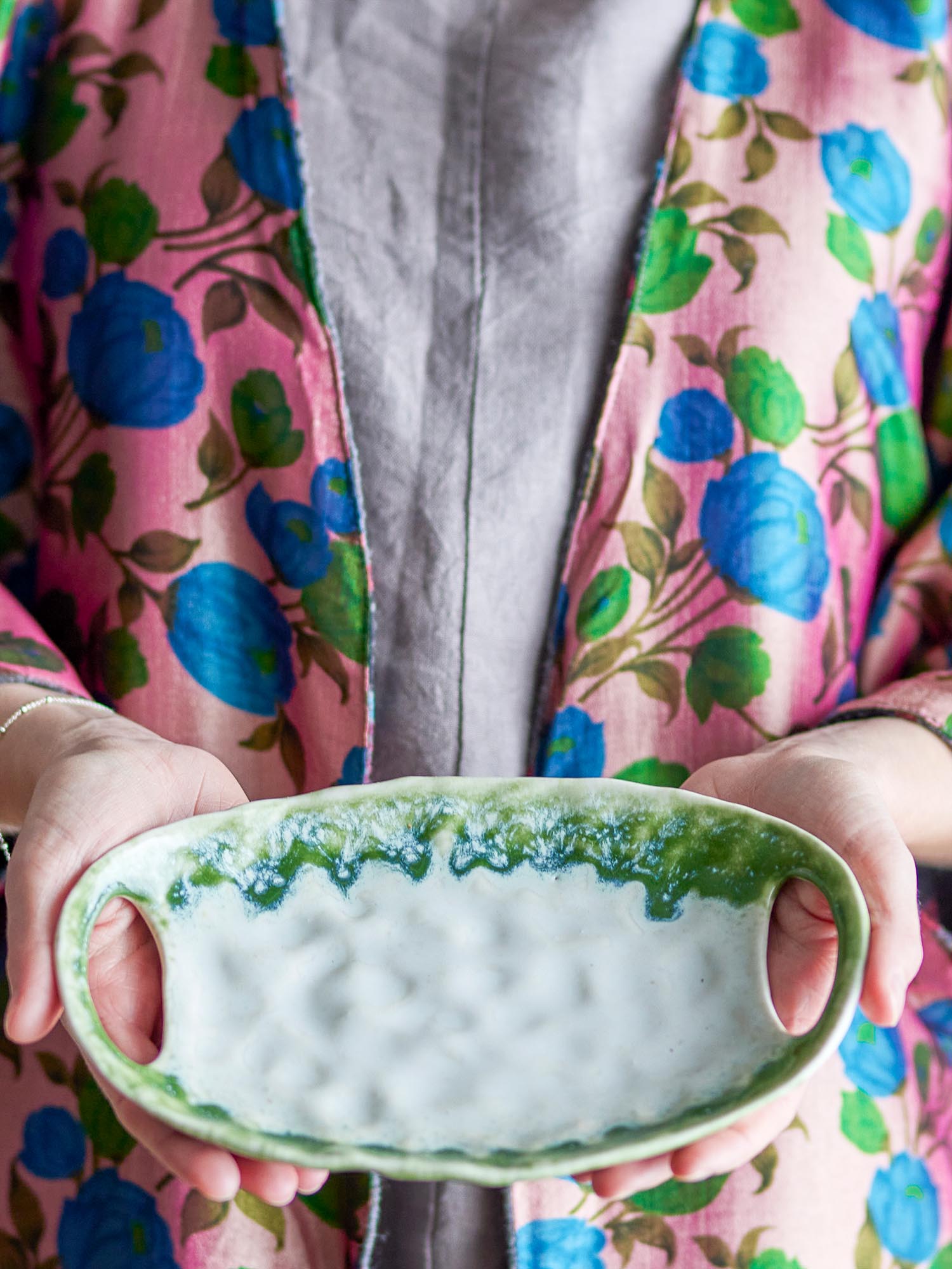 Stilvolle grüne Servierplatte aus Steingut von Creative Collection, perfekt für elegantes Servieren und dekorative Tischgestaltung.