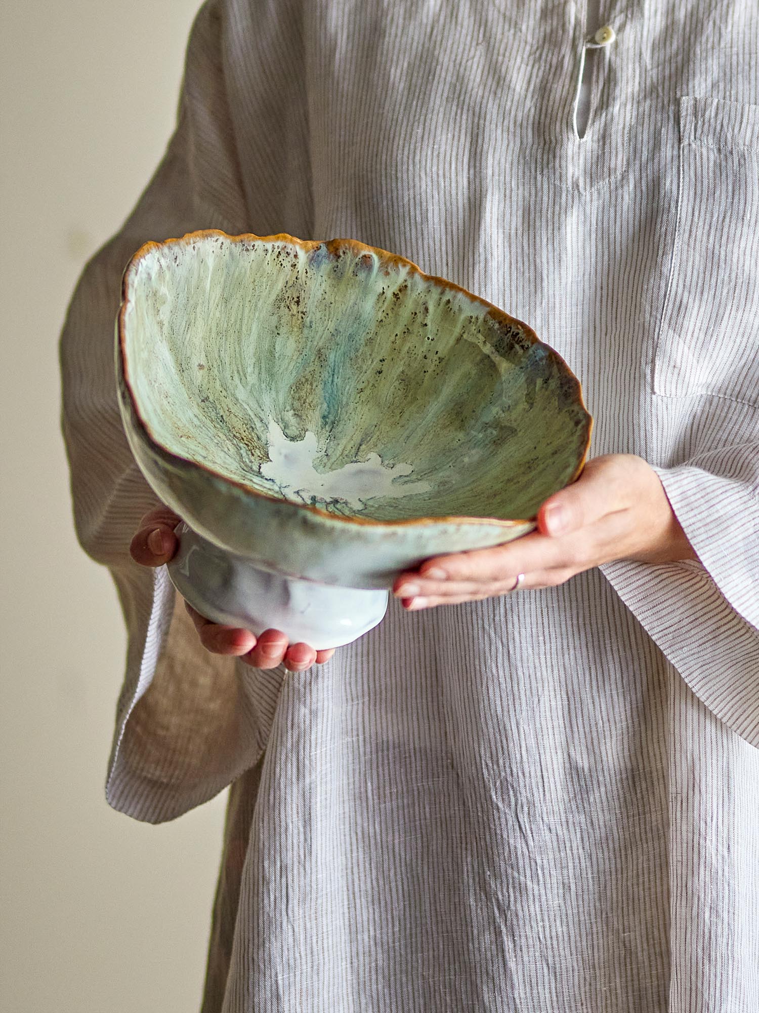 Die Joby Schale von Bloomingville aus blauem Steingut besticht durch ihr stilvolles Design und ihre hochwertige Verarbeitung.