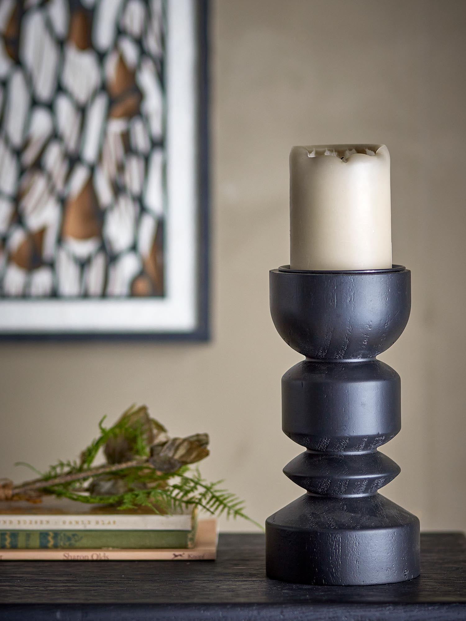 Eleganter Kerzenhalter aus schwarzem Kiefernholz von Bloomingville, ideal für moderne und geschmackvolle Wohnraumgestaltung.