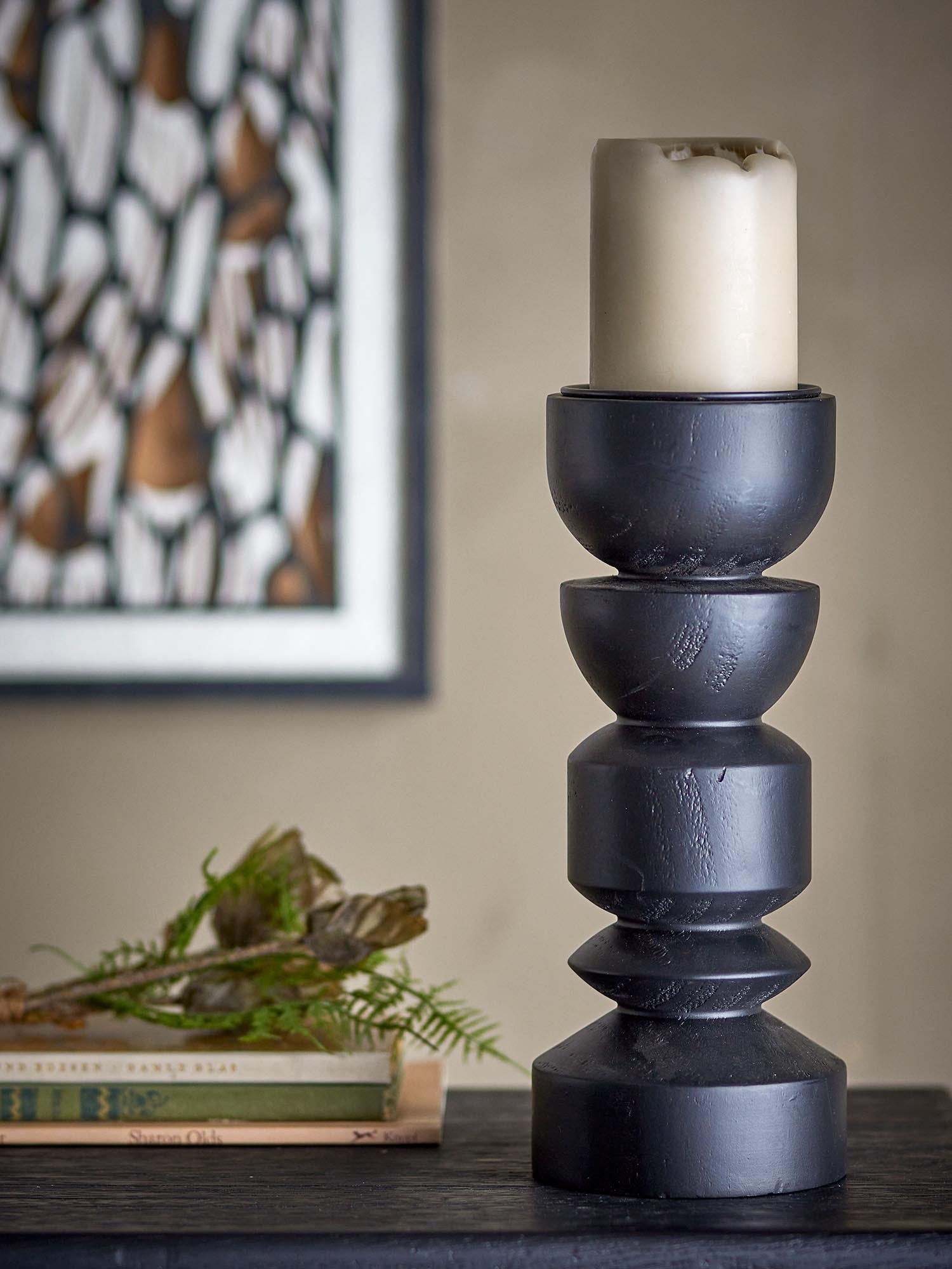 Eleganter schwarzer Kerzenhalter aus Kiefernholz von Bloomingville, ideal für stilvolle Wohnraumdekoration.