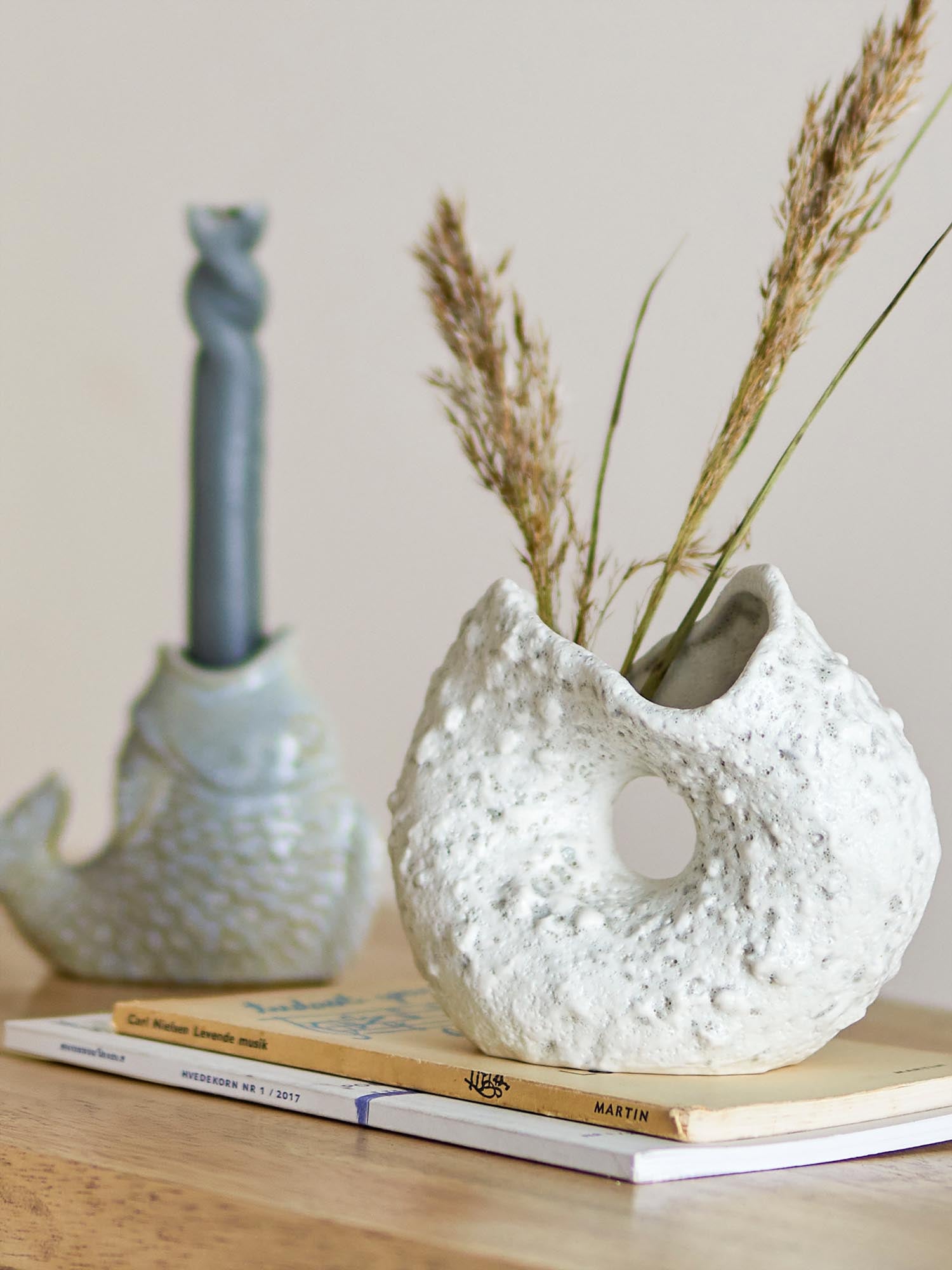 Die Fianna Vase aus weissem Steingut von Creative Collection besticht durch ihr elegantes Design und hochwertige Verarbeitung.