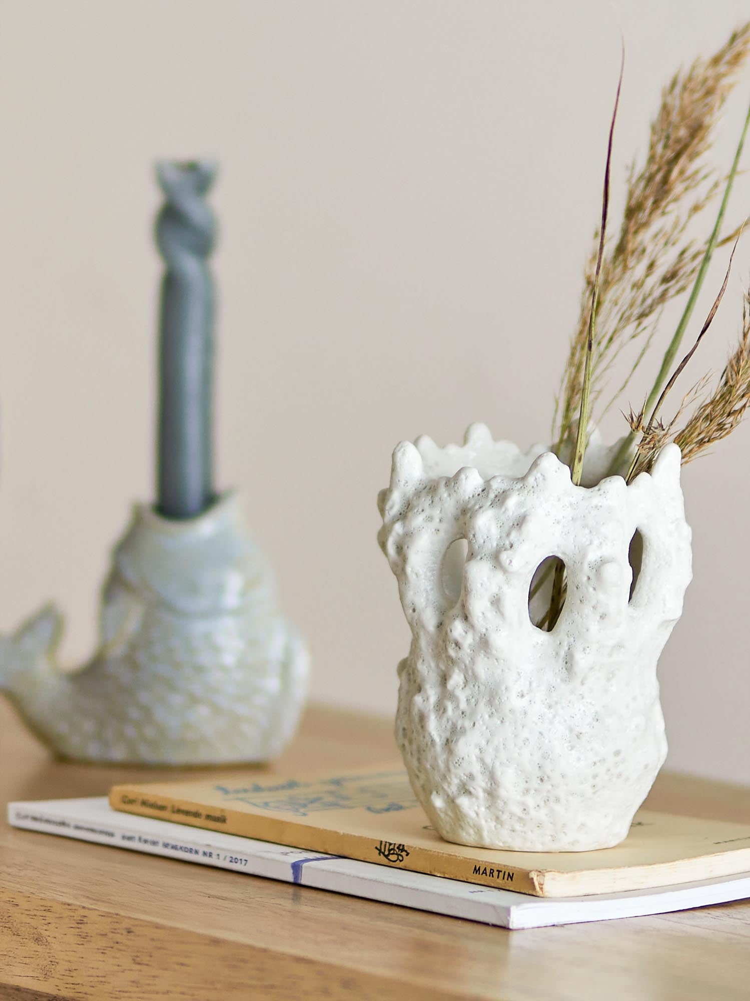 Die Fianna Vase aus weissem Steingut von Creative Collection besticht durch ihr elegantes Design und hochwertige Verarbeitung.