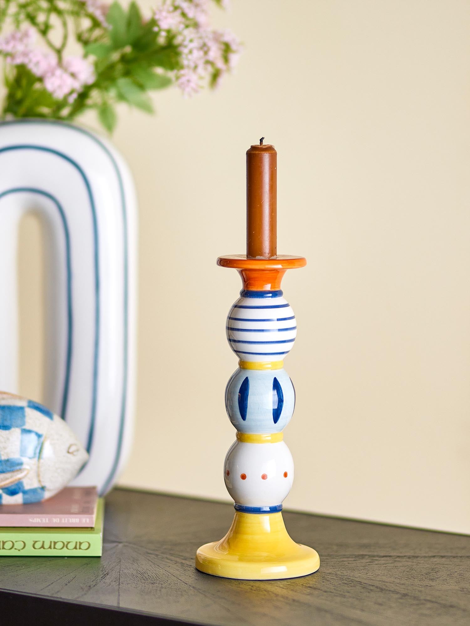 Kairi Kerzenhalter, Gelb, Steingut in Gelb präsentiert im Onlineshop von KAQTU Design AG. Kerzenständer ist von Bloomingville