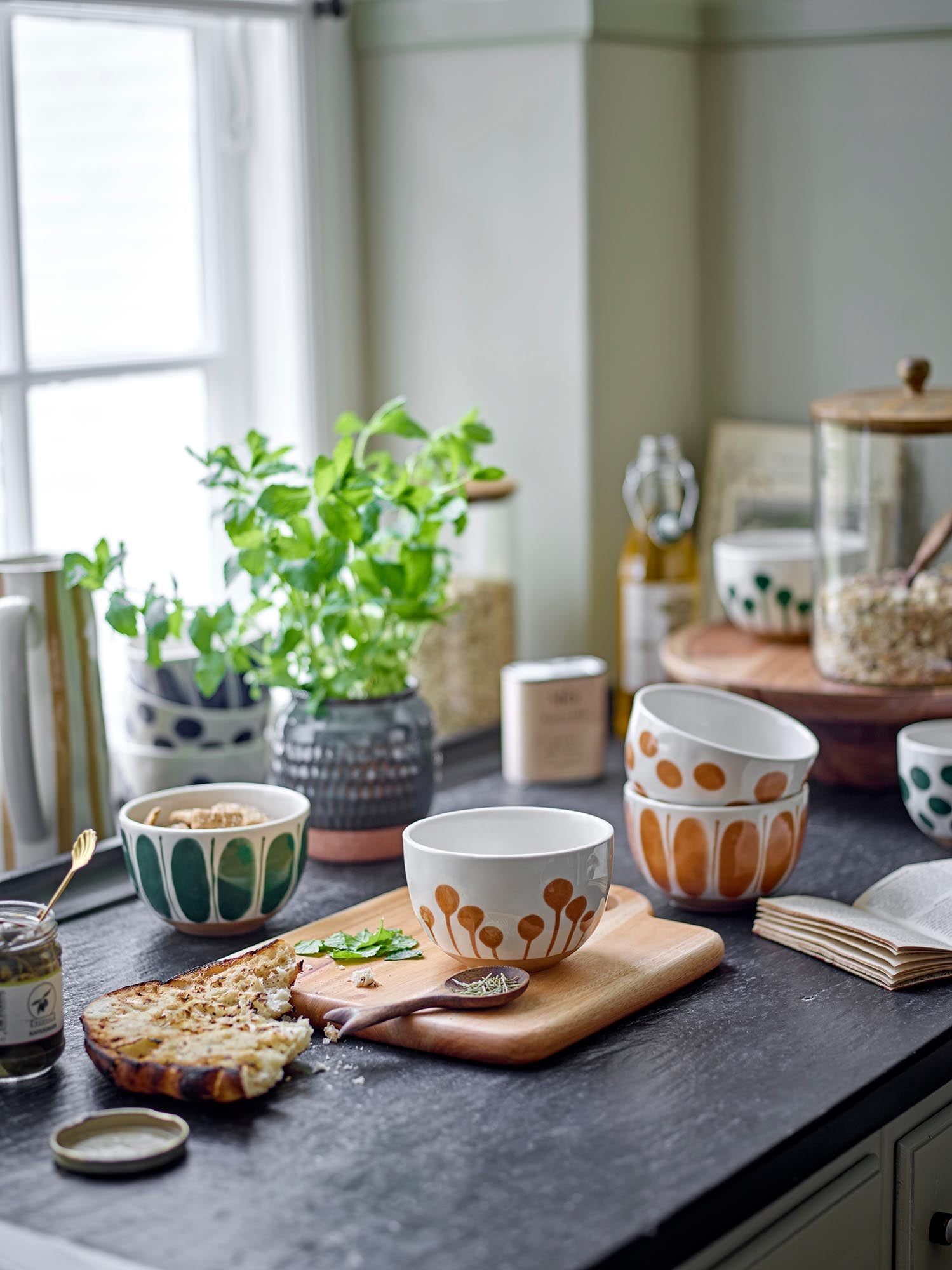 Die Linora Schale aus grünem Steingut von Creative Collection besticht durch ihr stilvolles Design und hochwertige Verarbeitung.