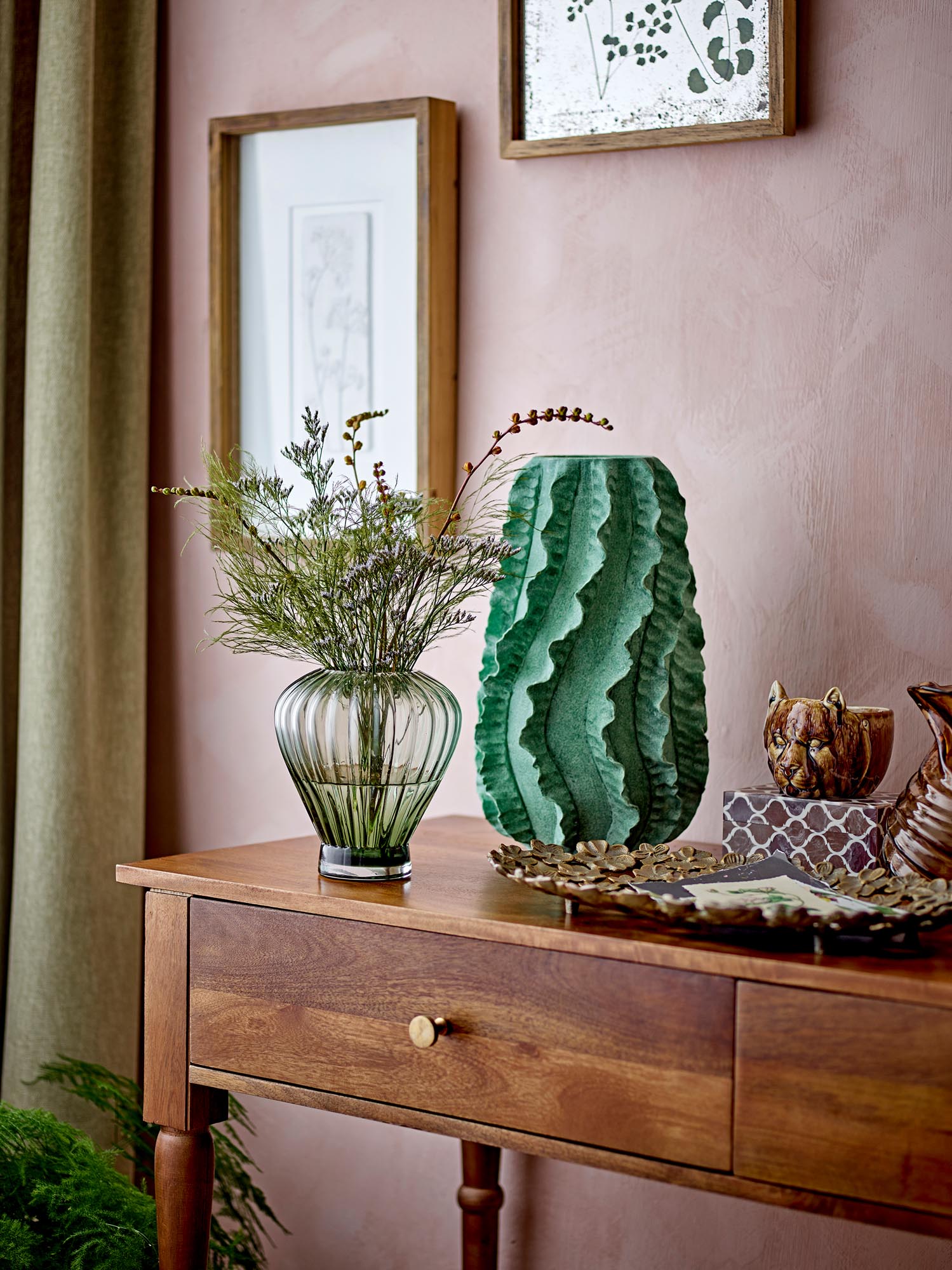 Die Natika Deko-Vase aus grünem Terrakotta von Creative Collection ist ein stilvolles Accessoire für moderne Wohnräume.