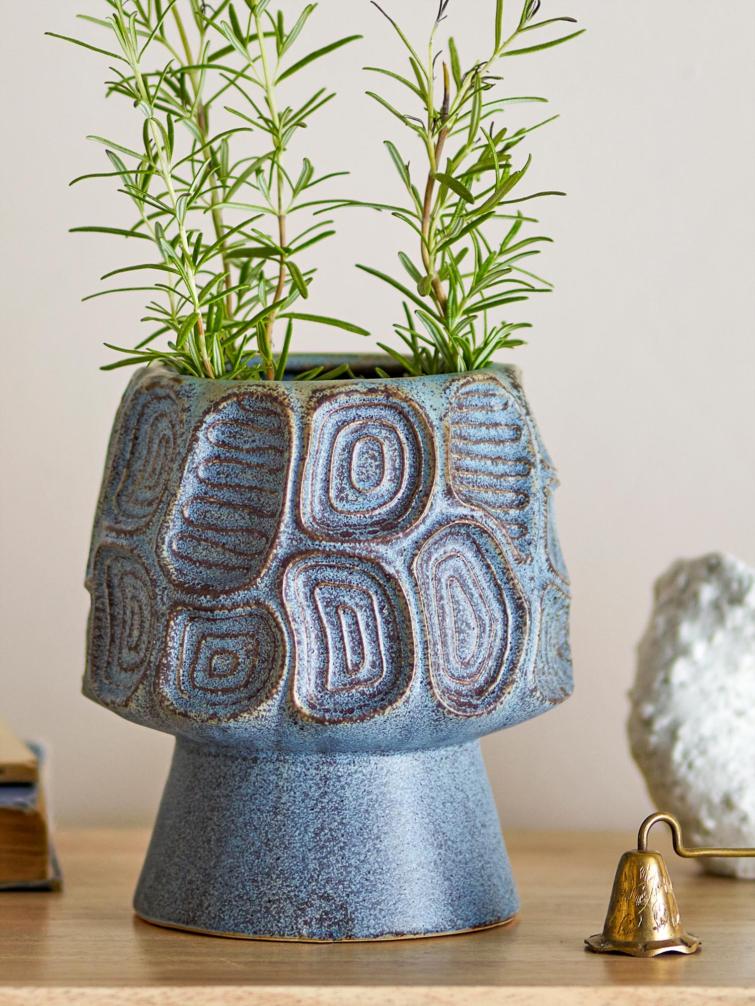 Eleganter blauer Steinguttopf mit künstlerischem Muster, ideal für stilvolle Pflanzenpräsentation.