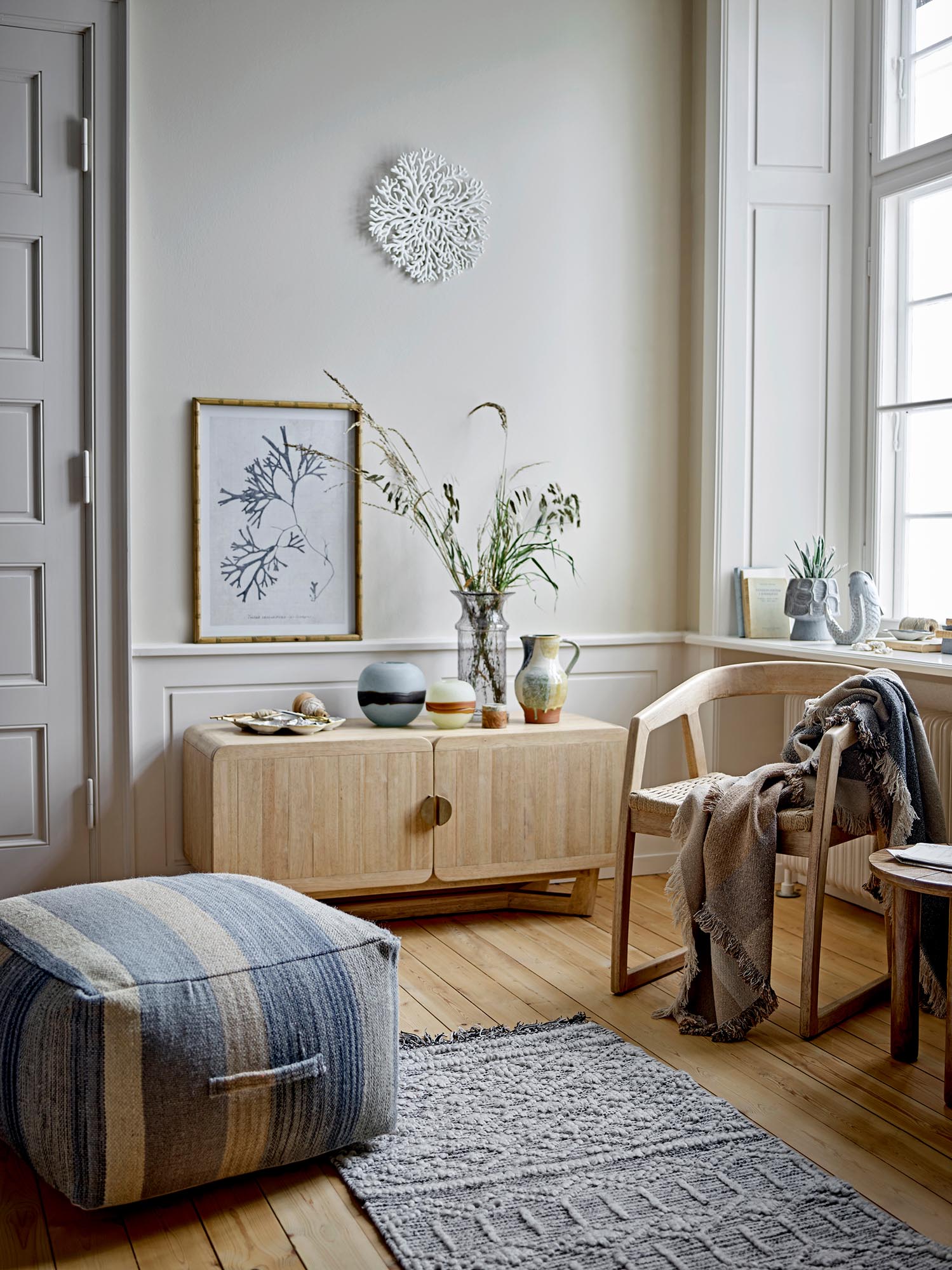 Eleganter Clarke Blumentopf aus blauem Steingut von Creative Collection, ideal für stilvolle Pflanzendekorationen.