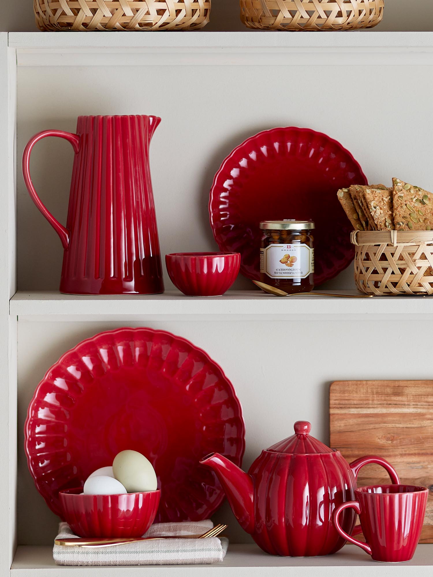 Die Latina Teekanne von Bloomingville aus rotem Steingut vereint skandinavisches Design mit Funktionalität für Teeliebhaber.