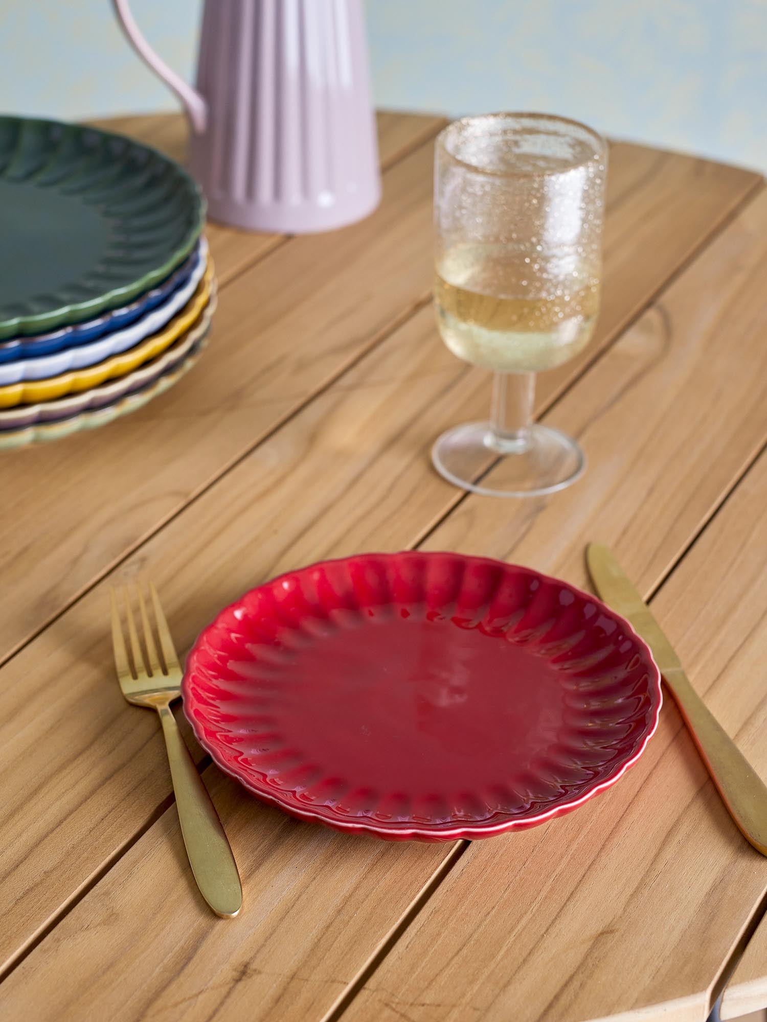 Eleganter roter Latina Teller aus Steingut von Bloomingville, ideal für stilvolle Tischdekorationen und vielseitige Nutzung.