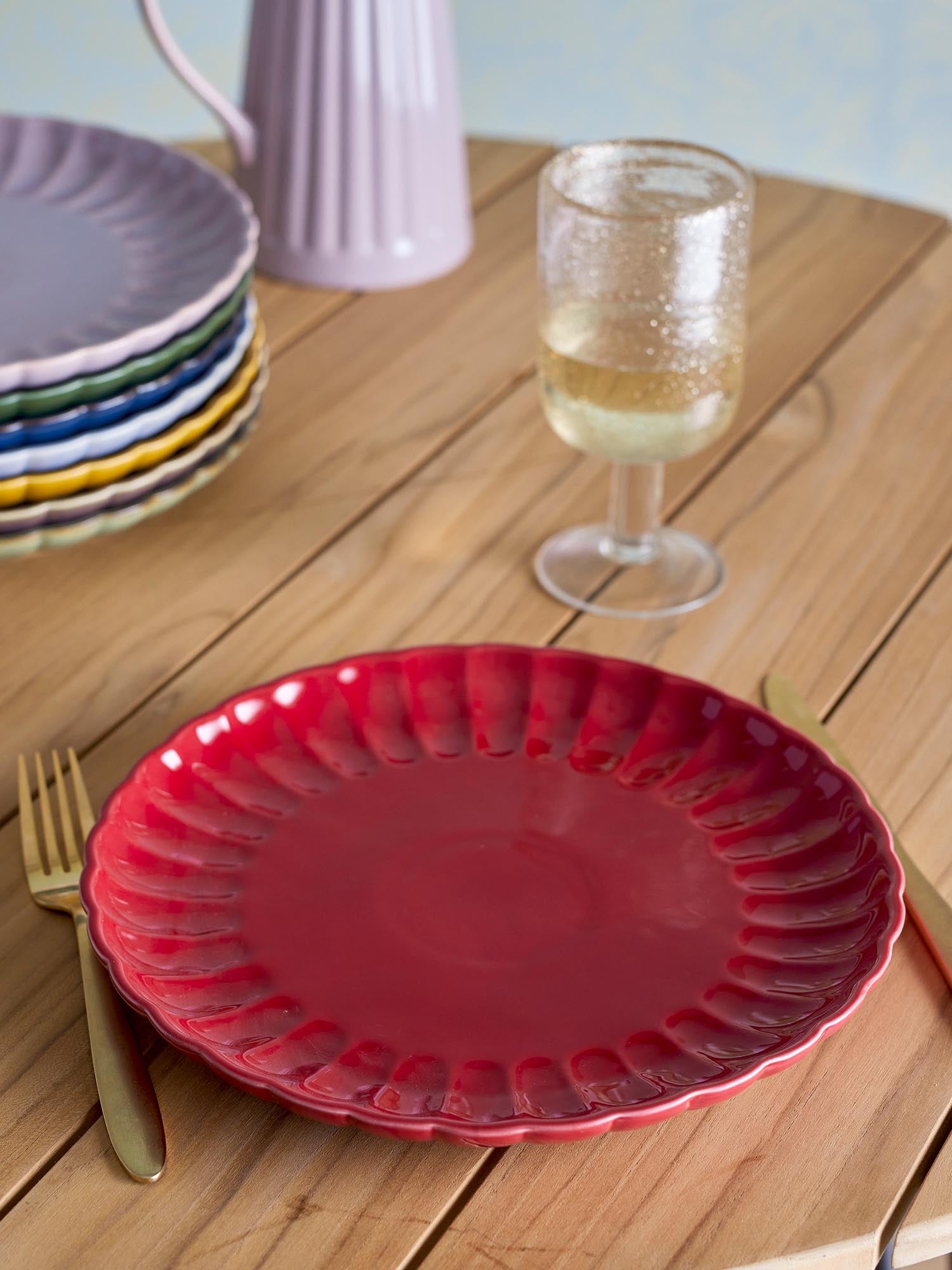 Der Latina Teller in Rot von Bloomingville aus Steingut besticht durch sein elegantes Design und ist perfekt für stilvolle Tischarrangements.