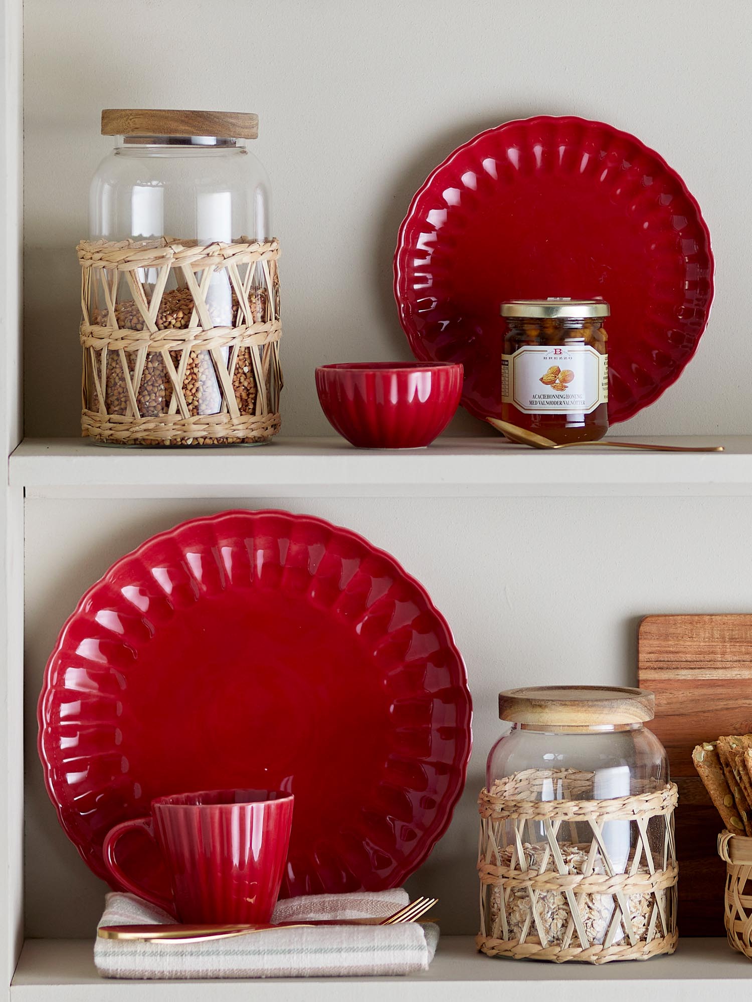 Der rote Latina Teller von Bloomingville aus Steingut überzeugt mit modernem Design und ist ideal für elegante Tischdekorationen.