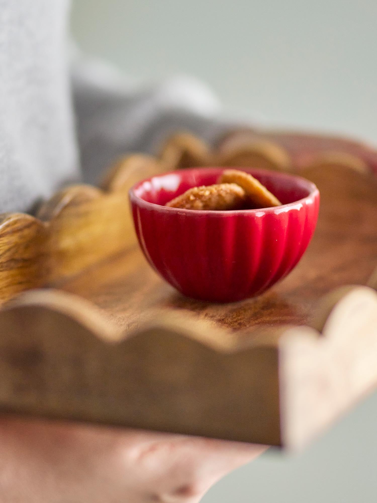 Die Latina Schale von Bloomingville, gefertigt aus rotem Steingut, überzeugt mit elegantem Design und praktischer Funktionalität.