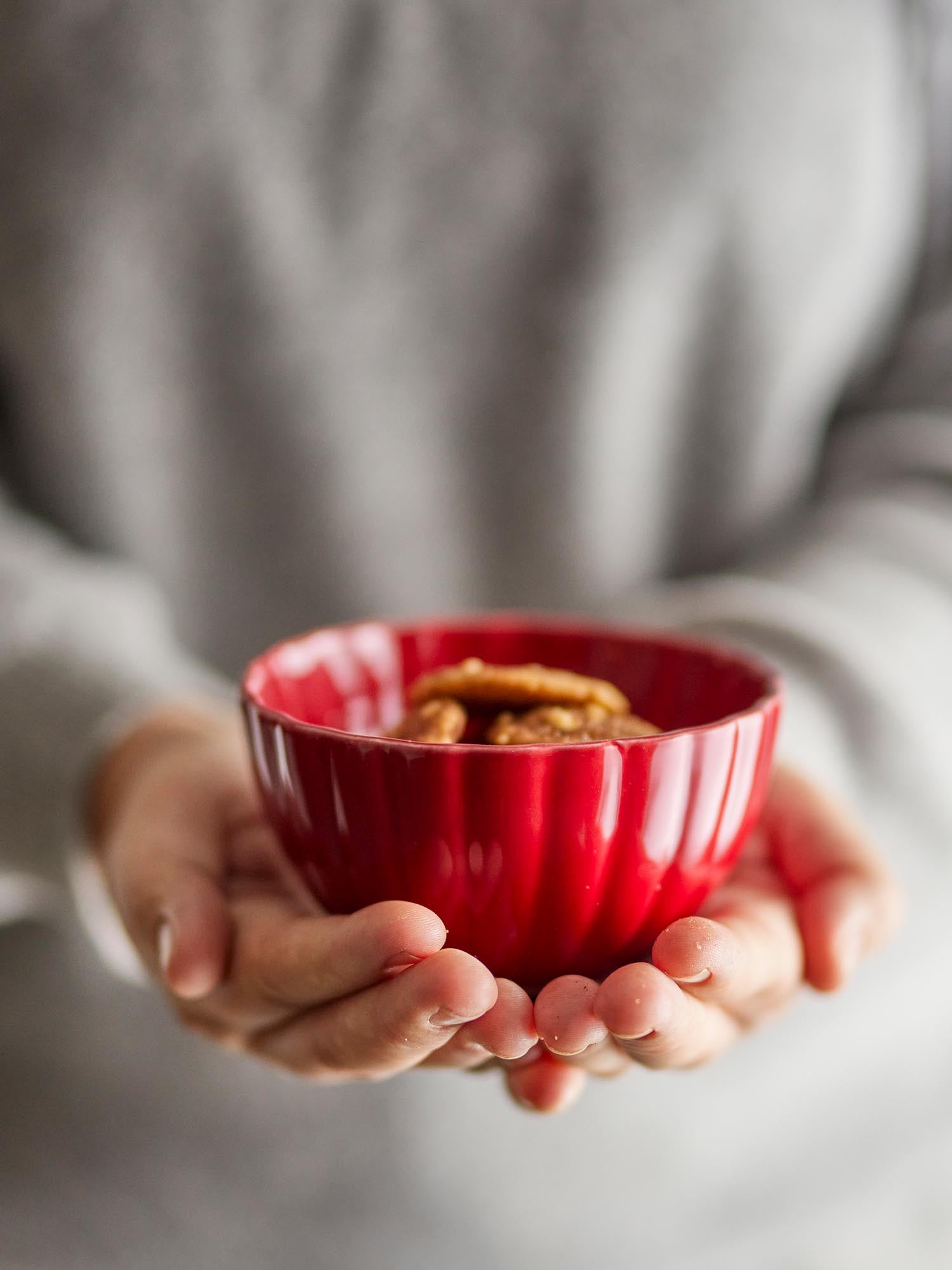 Die Latina Schale von Bloomingville aus rotem Steingut besticht durch ihr stilvolles Design und ihre vielseitige Verwendbarkeit.