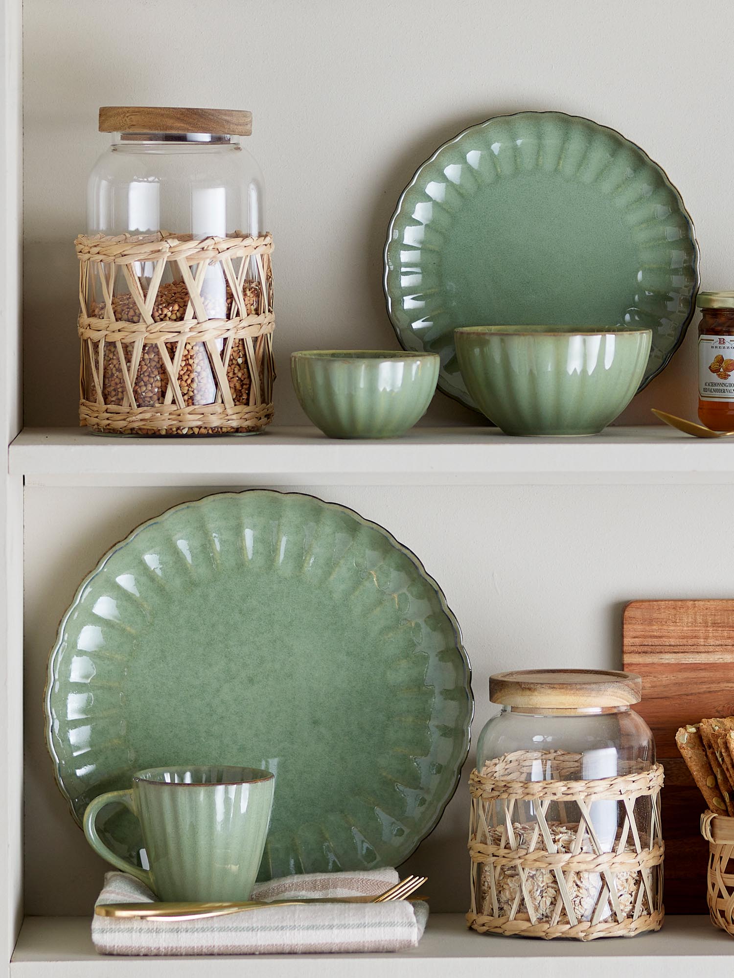 Grüner Latina Teller aus Steingut von Bloomingville, perfekt für elegante Tischdekoration und vielseitige Einsatzmöglichkeiten.