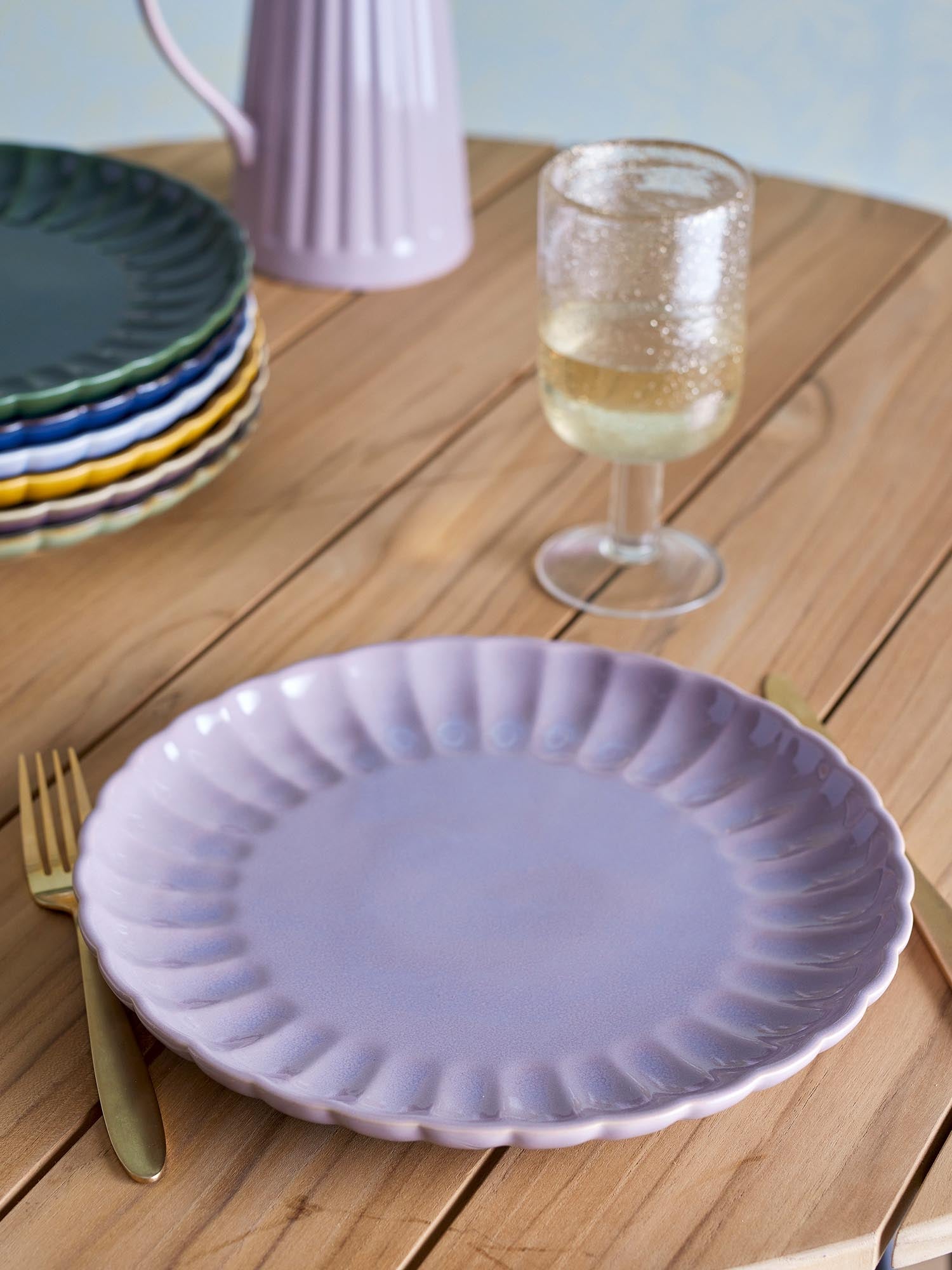 Eleganter Latina Teller aus Steingut in zartem Rosé von Bloomingville, ideal für stilvolle Tischdekorationen.