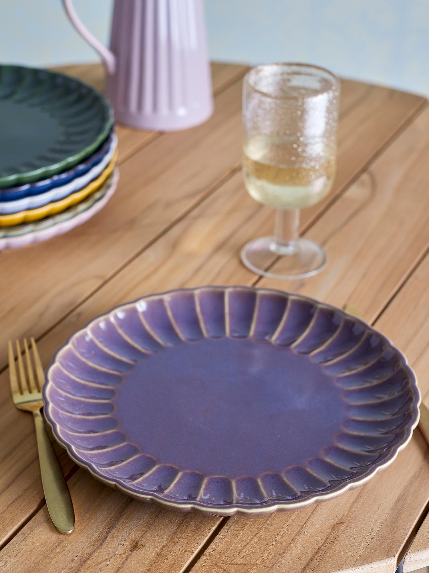 Eleganter Latina Teller aus violettem Steingut von Bloomingville, ideal für stilvolle Tischdekoration und besondere Anlässe.