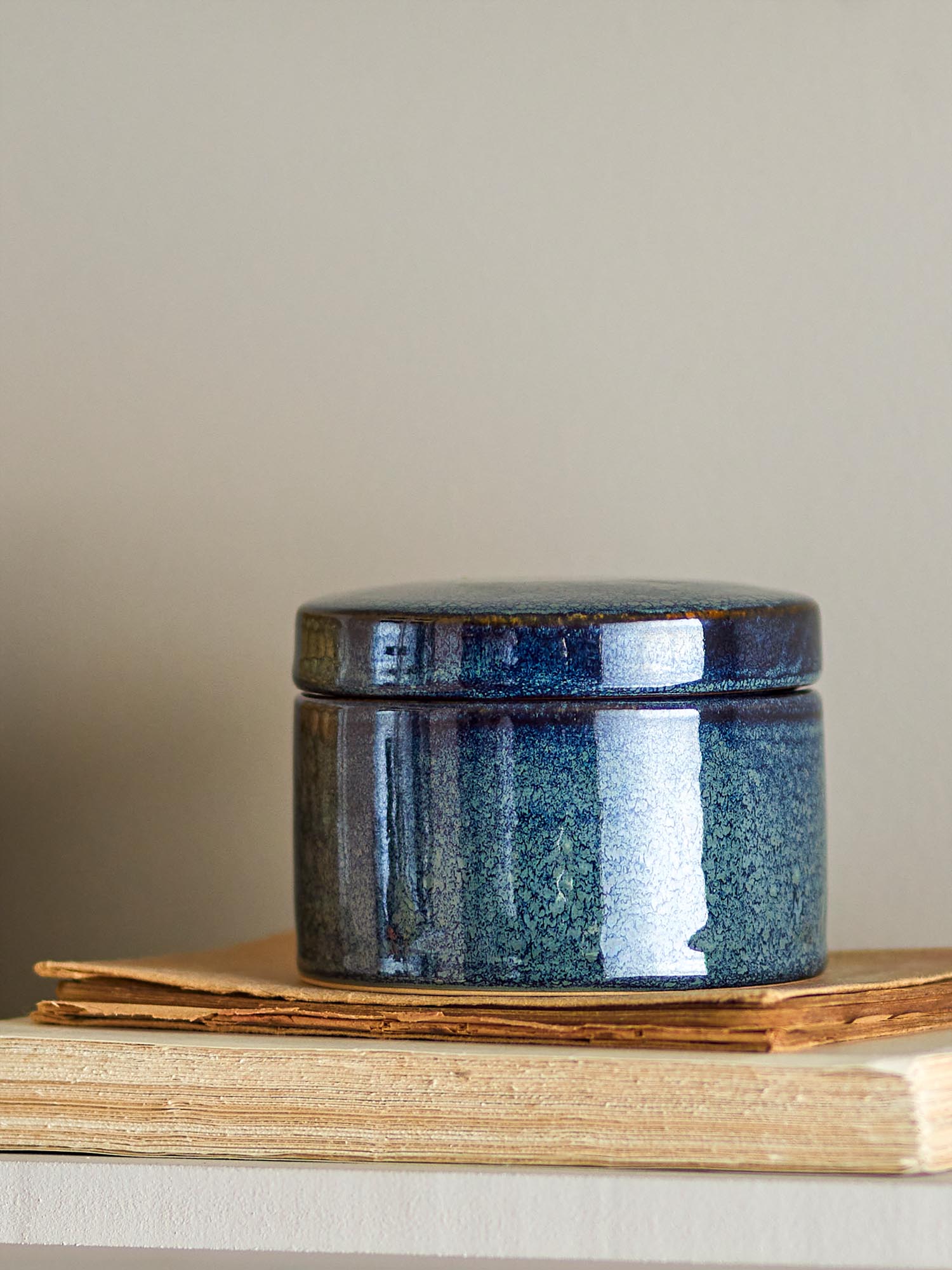 Das Khai Gefäss in sattem Blau vereint zeitlose Eleganz mit Funktionalität, ideal für stilvolle Aufbewahrung und Dekoration.