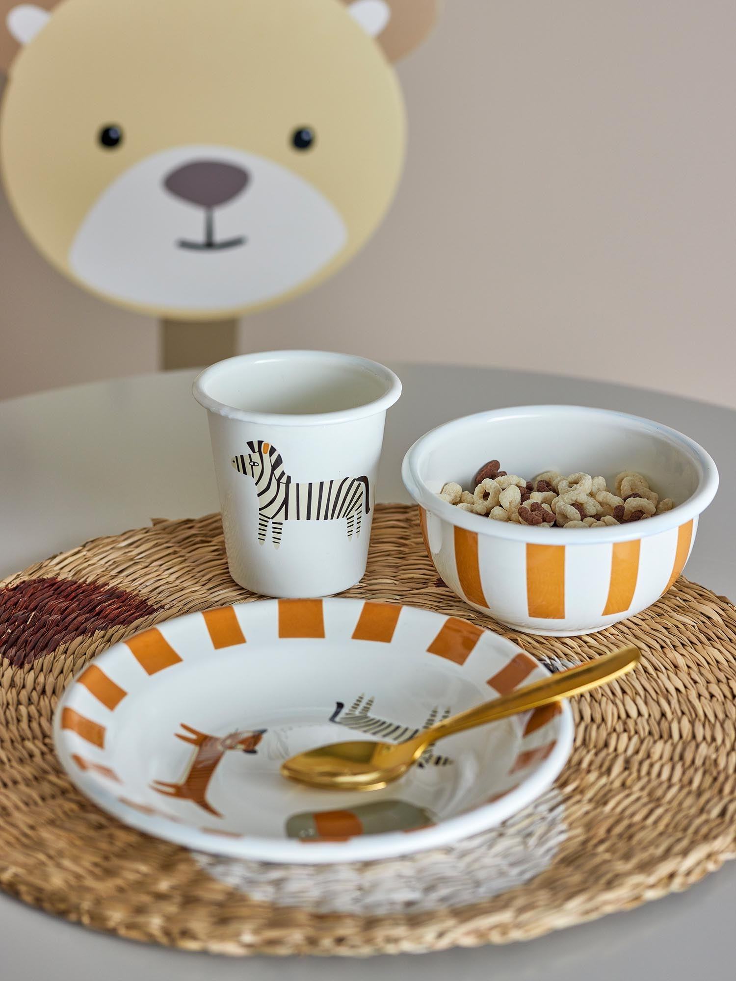 Das Jesse Geschirr-Set in Orange von Bloomingville Mini aus robustem Eisen ist ideal für Kinder und überzeugt durch sein charmantes Design.