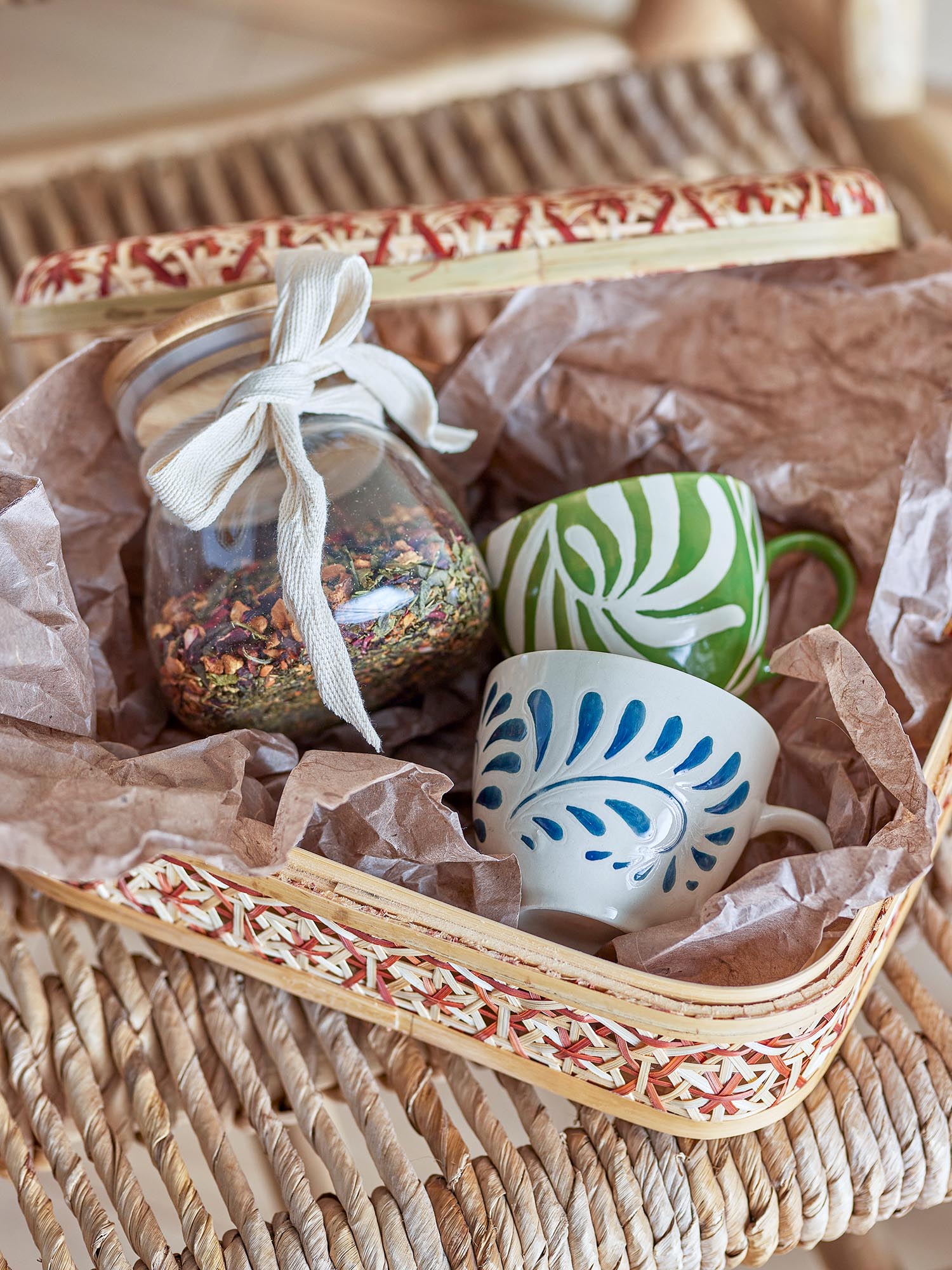 Die grüne Heikki Tasse von Bloomingville aus Steingut überzeugt mit elegantem Design und erstklassiger Qualität.