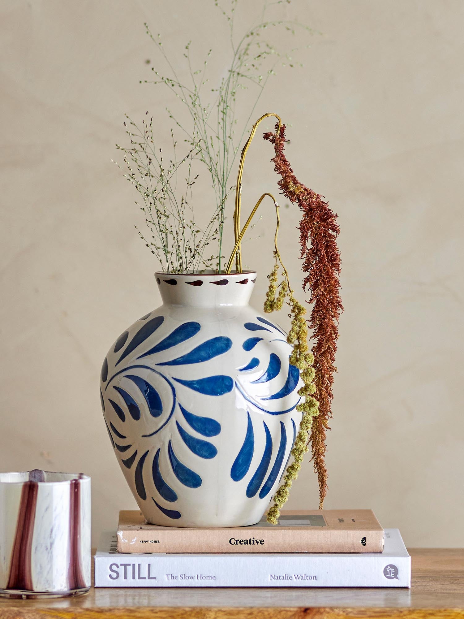 Die Heikki Vase von Bloomingville aus blauem Steingut besticht durch ihr elegantes Design und ist ein stilvolles Wohnaccessoire.