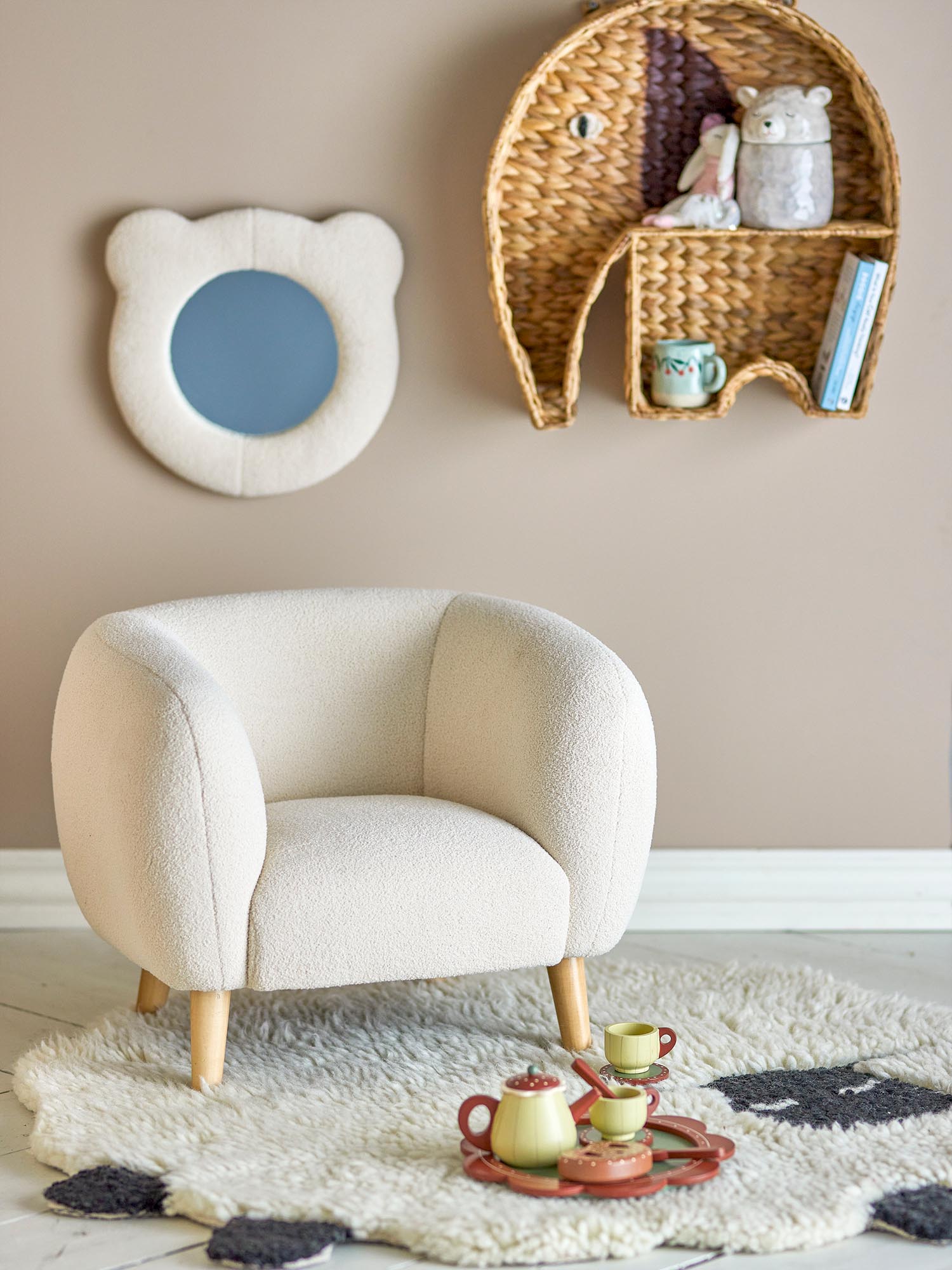 Der Cade Stuhl von Bloomingville Mini: Ein eleganter, weisser Kinderstuhl aus strapazierfähigem Polyester, der Komfort und Stil vereint.