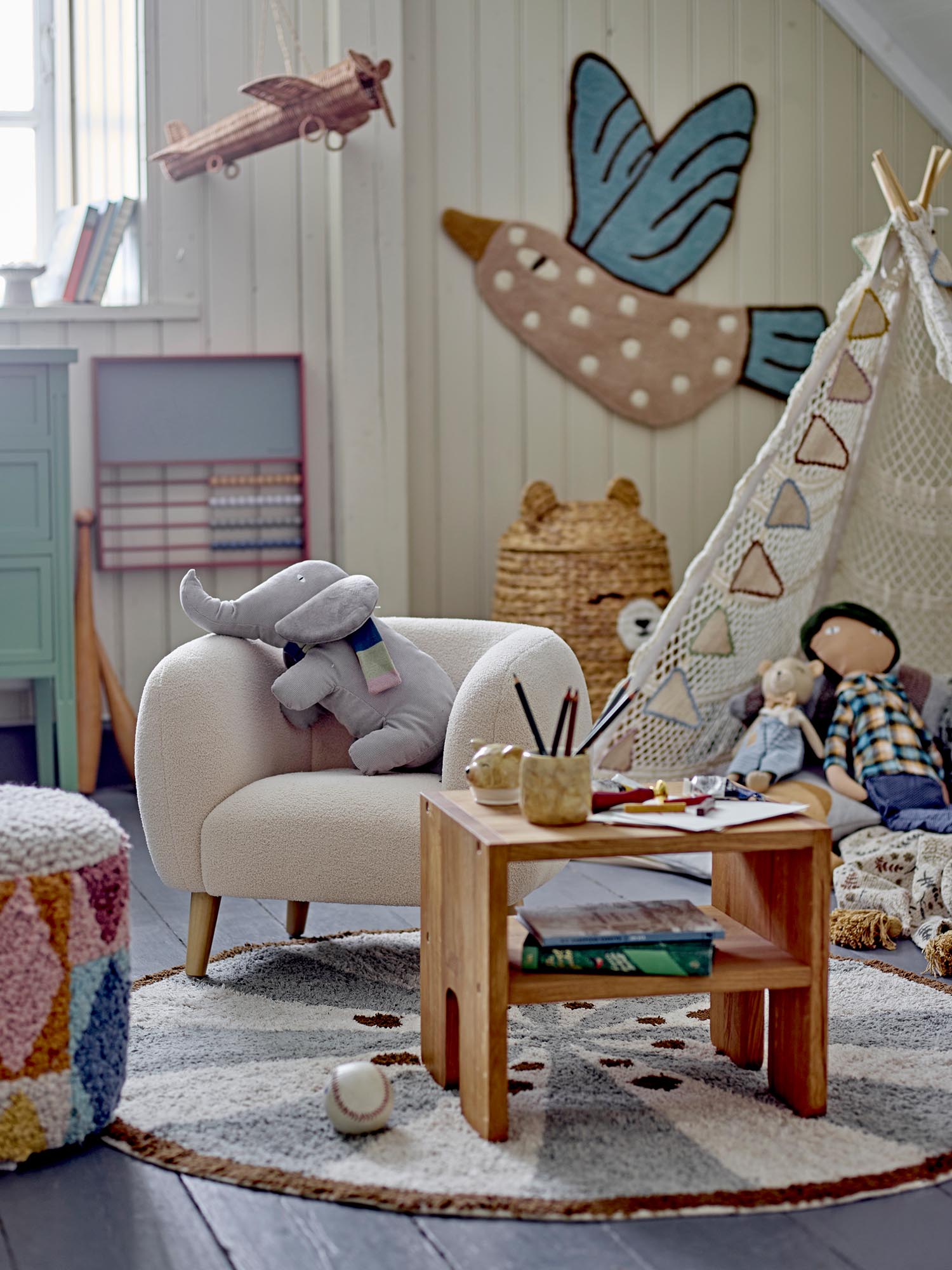 Eleganter Cade Stuhl in Weiss von Bloomingville Mini, aus hochwertigem Polyester, perfekt für moderne Kinderzimmer.