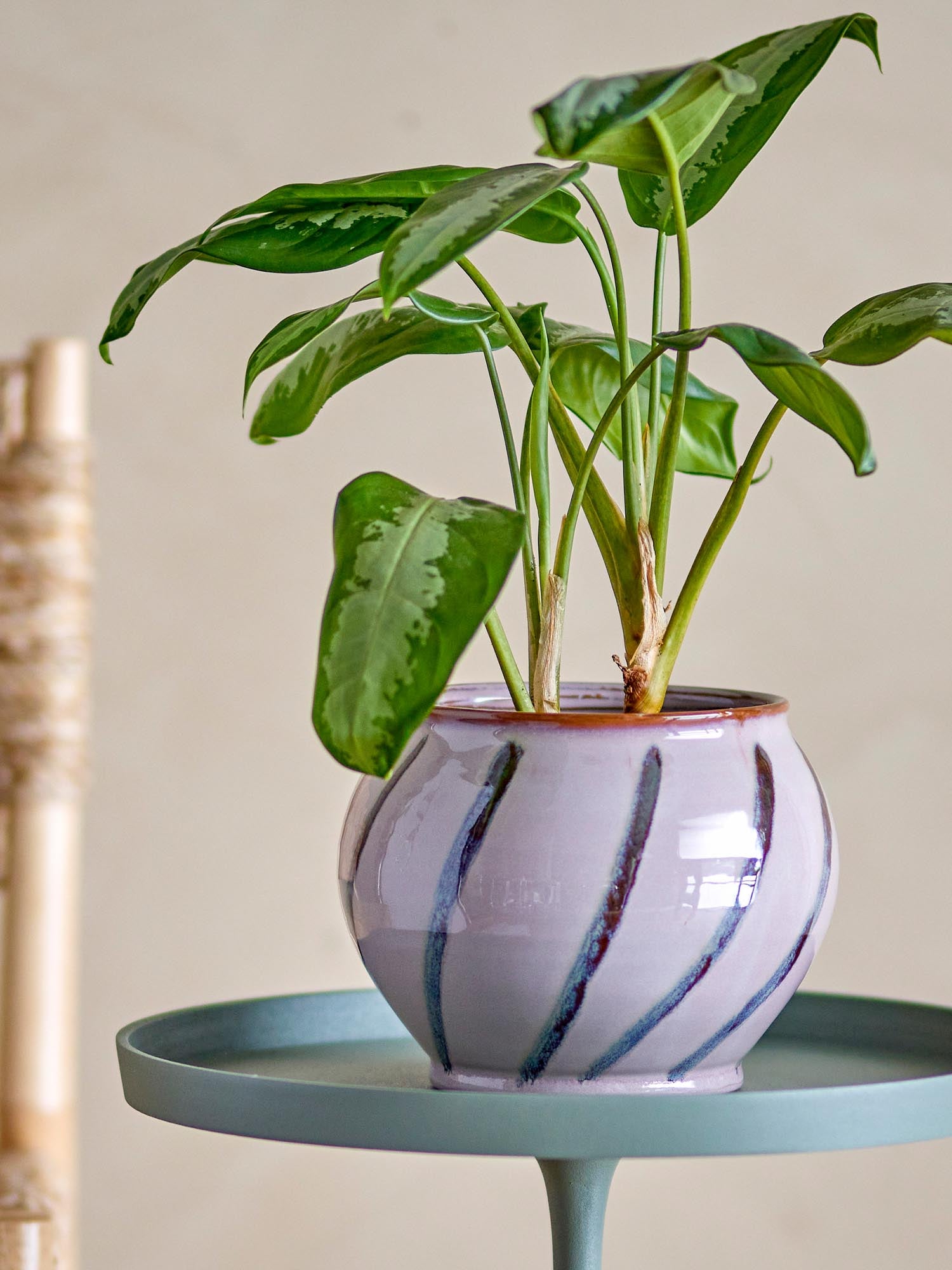 Eleganter Iman Blumentopf aus Steingut in zartem Rosé von Bloomingville, ideal für stilvolle Pflanzendekoration.