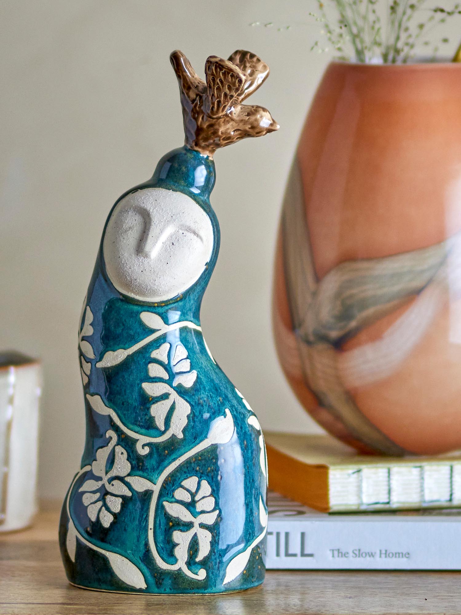 Elegante Layhan Deko aus blauem Steingut von Bloomingville, ideal für stilvolle Wohnräume und moderne Dekoration.