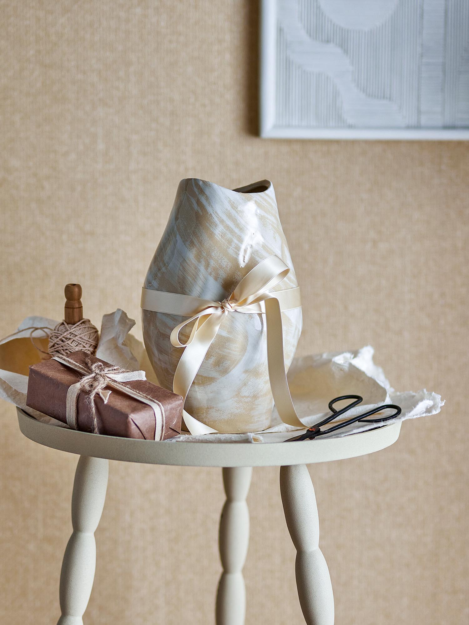 Die Obsa Vase von Bloomingville aus natürlichem Steingut besticht durch ihr minimalistisches Design und ihre vielseitige Einsetzbarkeit.