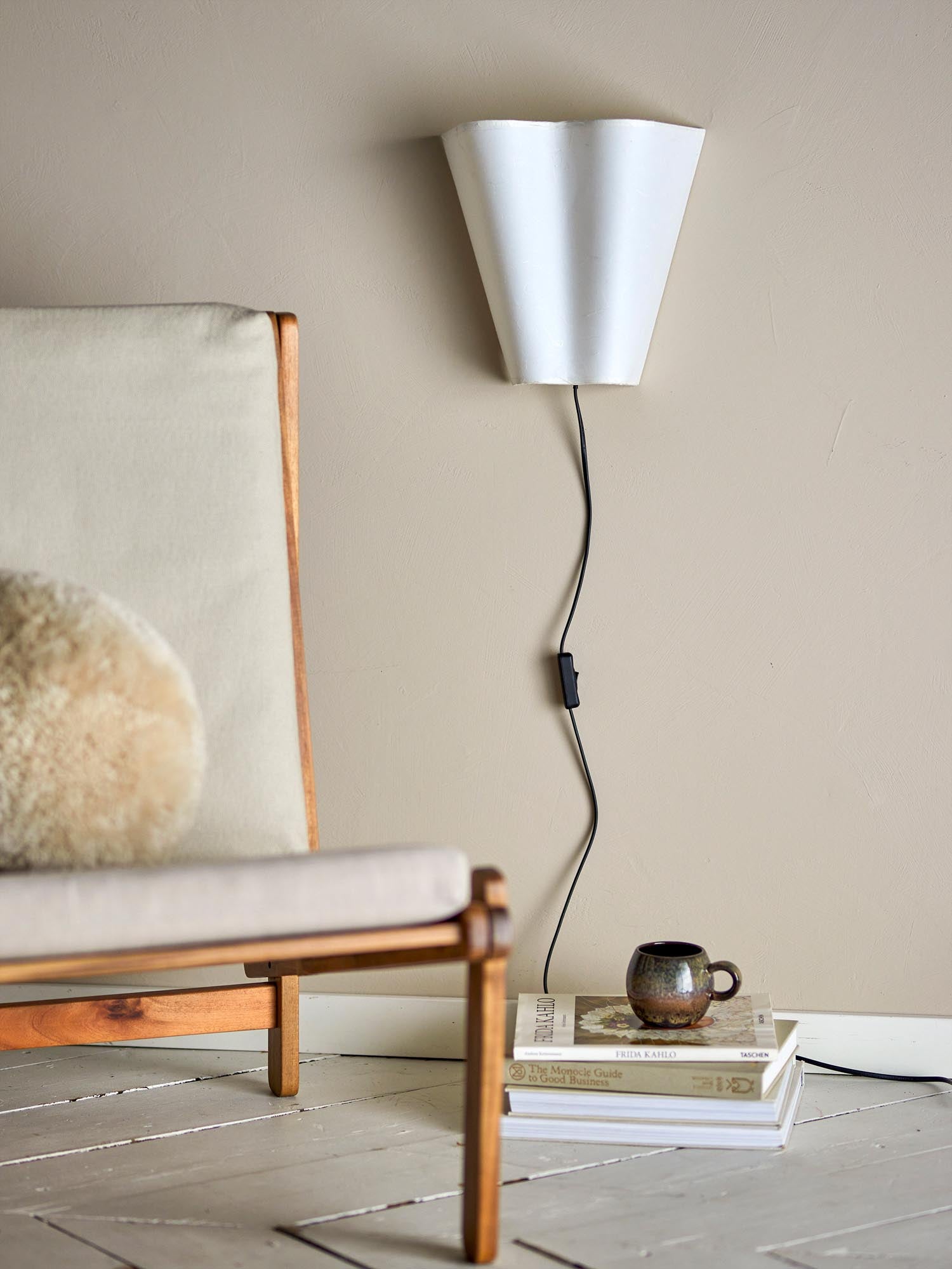 Die Janese Wandleuchte von Bloomingville aus weissem Papier verleiht jedem Raum eine elegante und natürliche Atmosphäre.