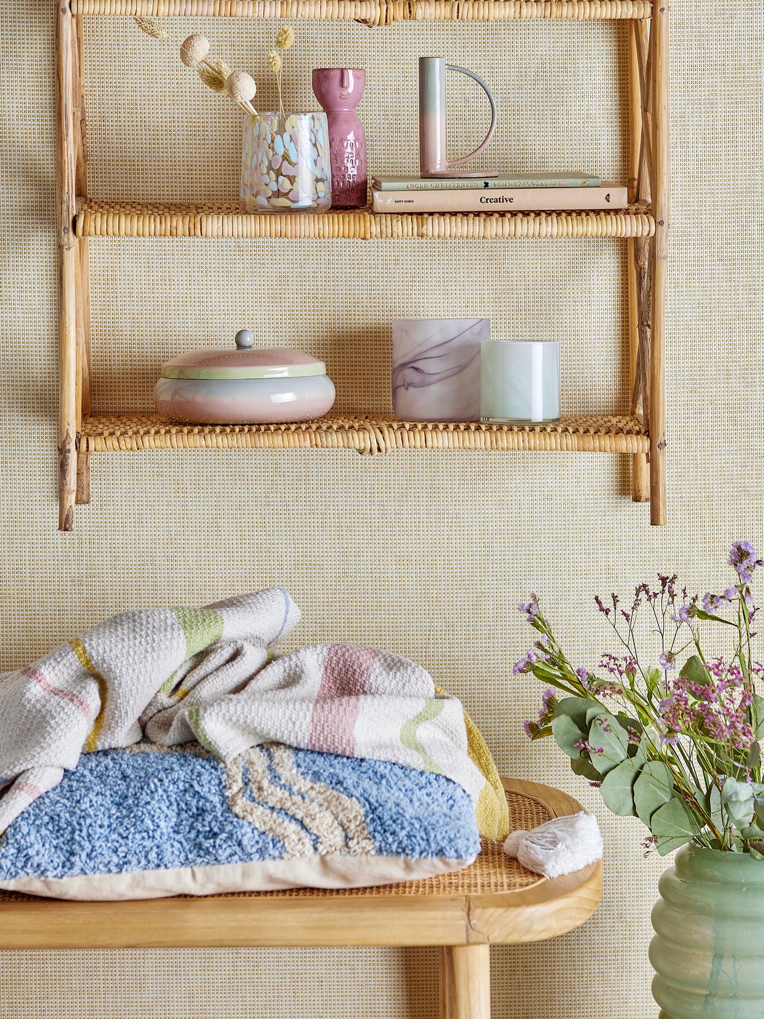 Die Pontino Decke von Bloomingville aus recycelter Baumwolle in Naturtönen bietet nachhaltigen Komfort und stilvolle Gemütlichkeit.