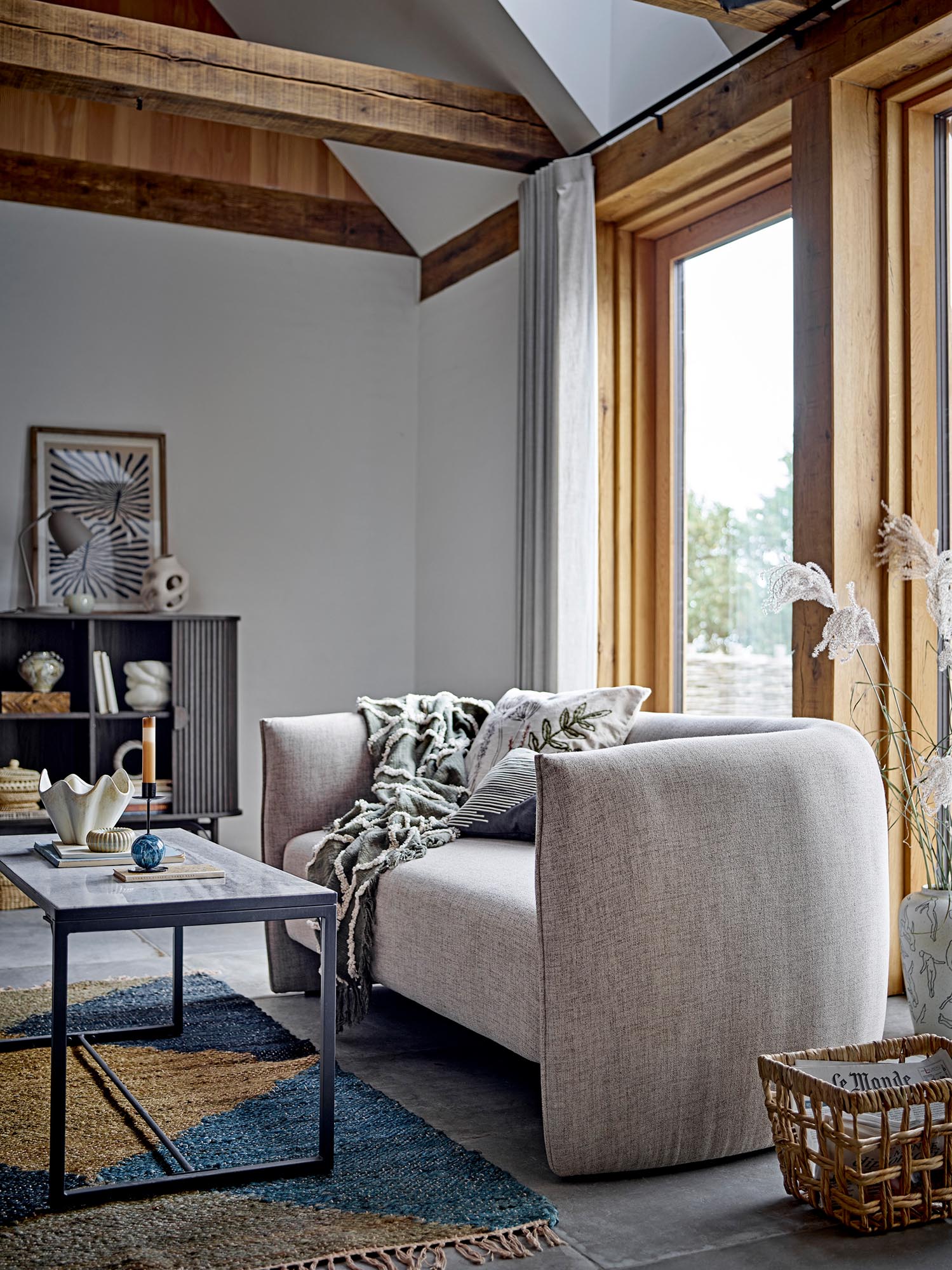 Der Jayda Kerzenhalter aus Eisen in blauer Marmoroptik vereint Eleganz und Robustheit für stilvolle Akzente.