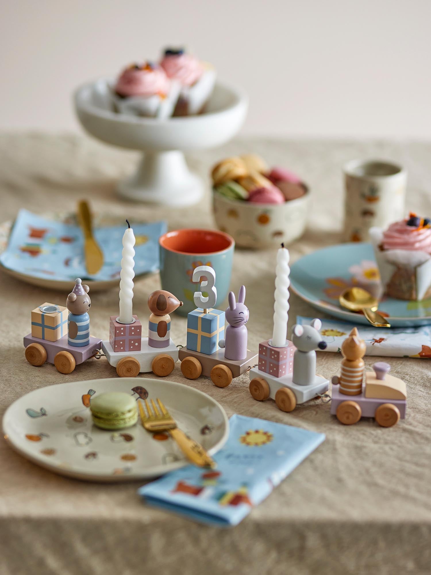 Feiere stilvoll mit der Junaid Geburtstagsdekoration in Rose aus FSC®-zertifiziertem MDF von Bloomingville Mini – nachhaltig und charmant.