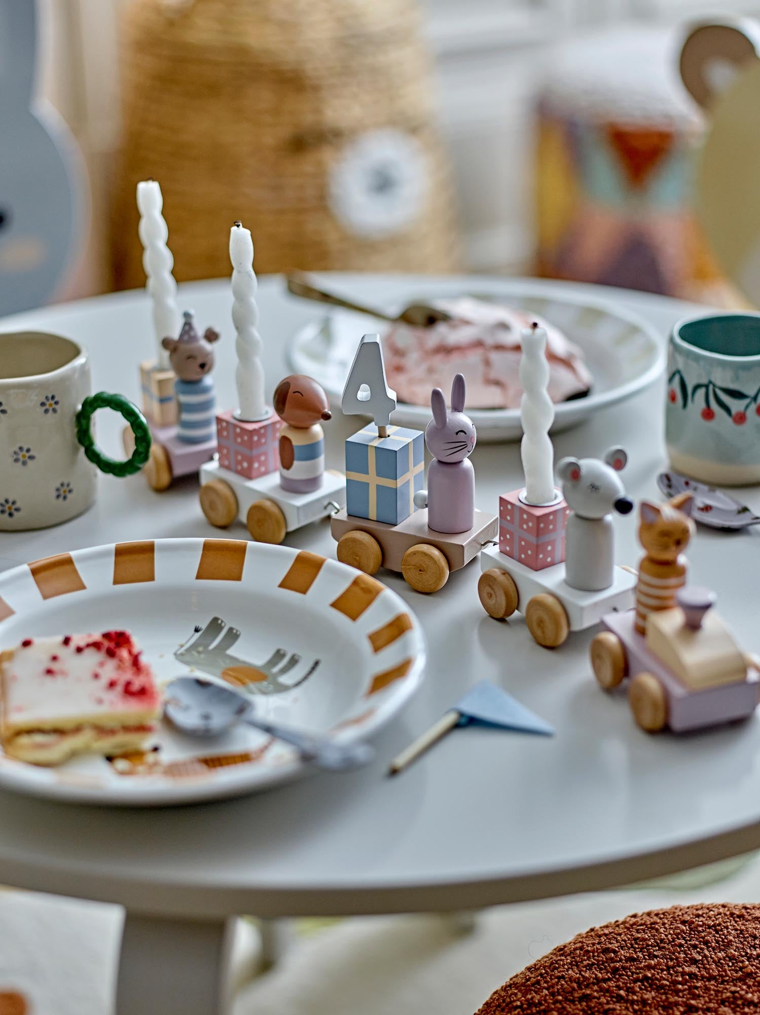 Die Junaid Geburtstagsdekoration in Rose von Bloomingville Mini aus FSC®-zertifiziertem MDF bringt nachhaltigen Charme zu jedem Fest.