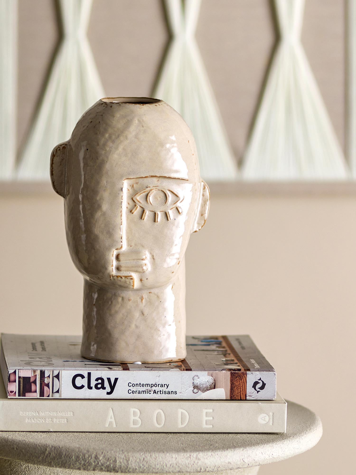 Die Lizzie Vase von Bloomingville aus Steingut überzeugt mit natürlichem Charme und stilvollem, hochwertigem Design.