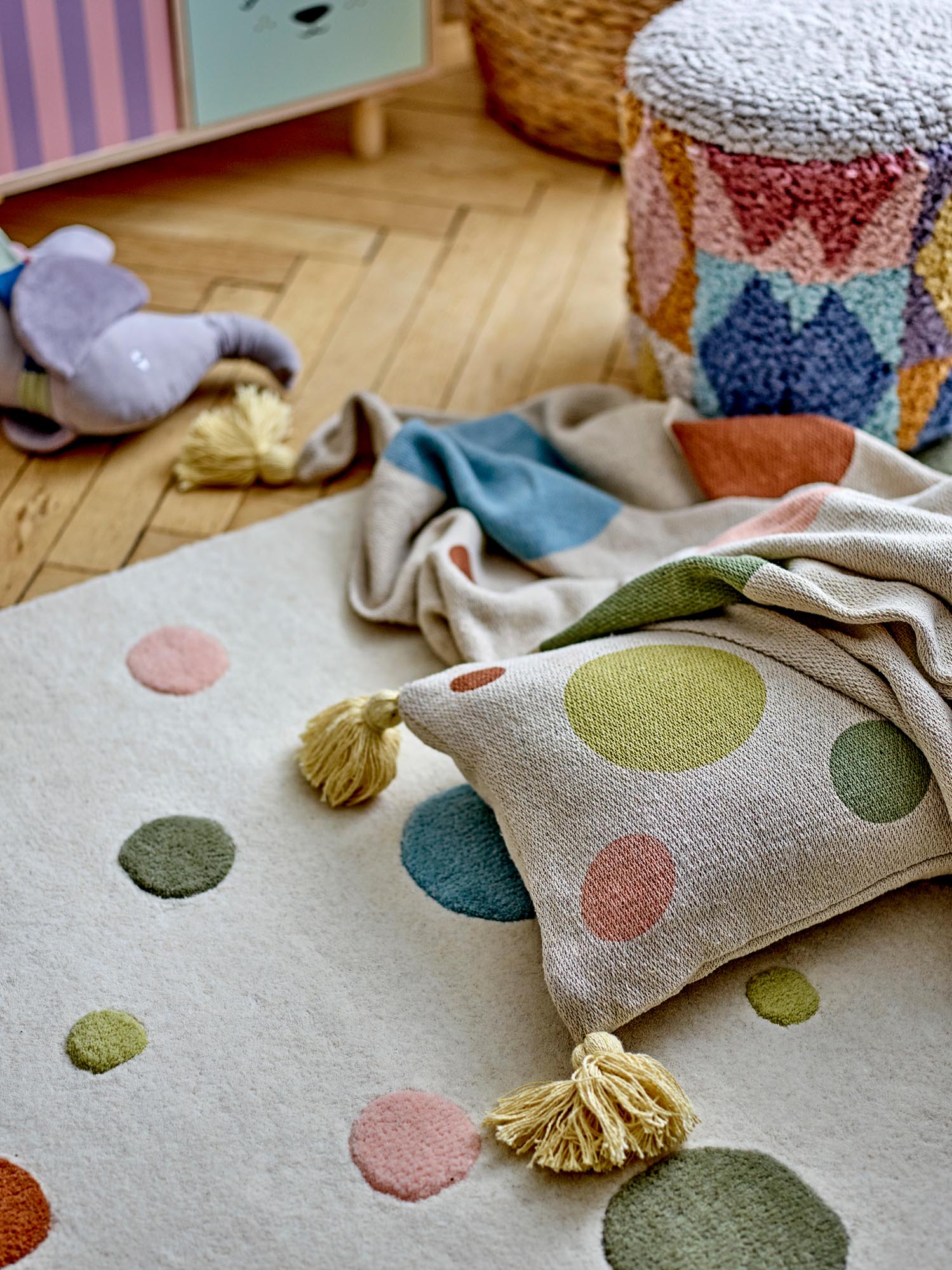 Kuschelige Clennie Decke aus recycelter Baumwolle in Naturtönen, ideal für Kinderzimmer, nachhaltig und stilvoll.