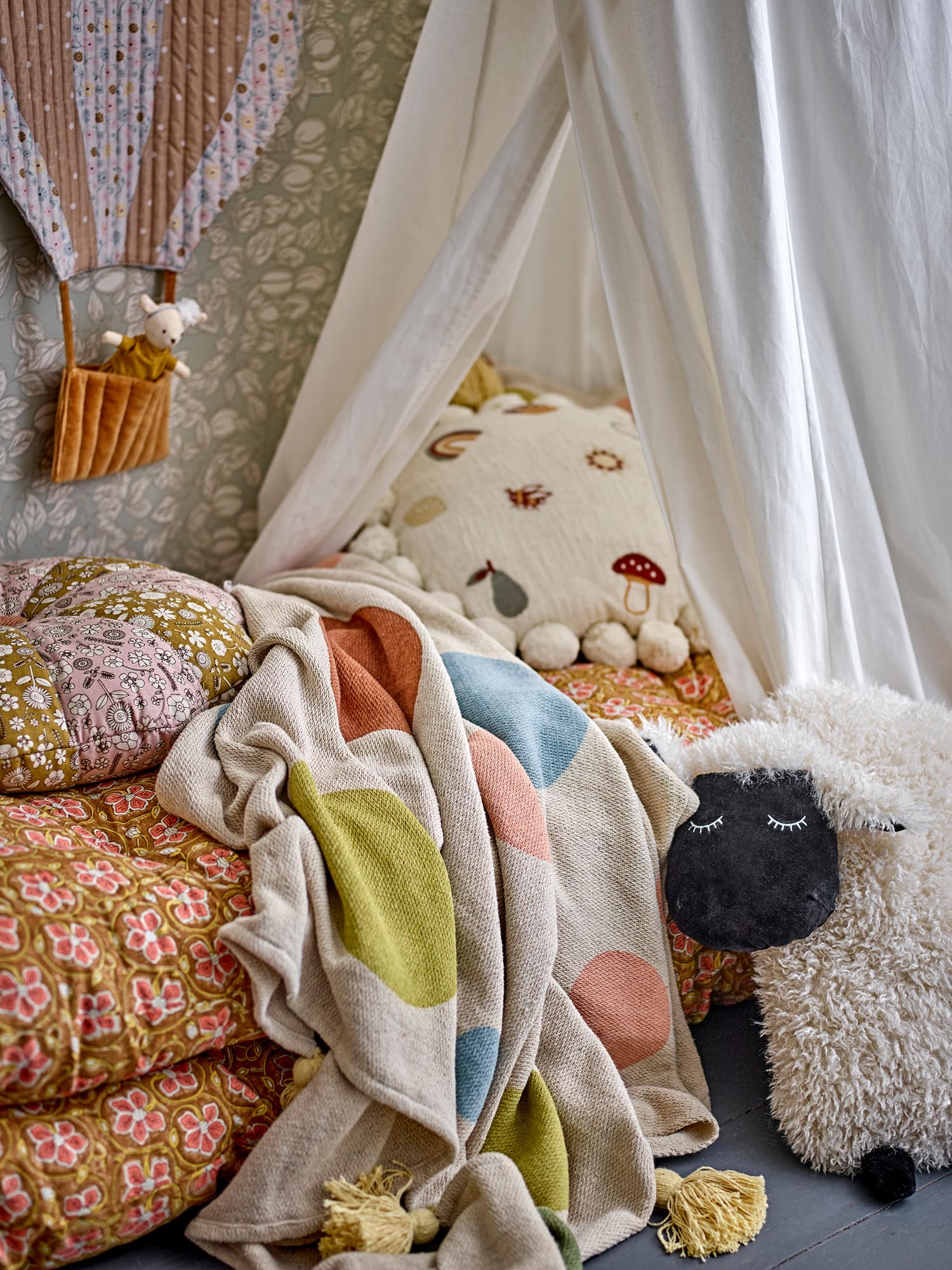 Weiche Clennie Decke aus recycelter Baumwolle in natürlichen Farben, perfekt für das Kinderzimmer, umweltfreundlich und gemütlich.