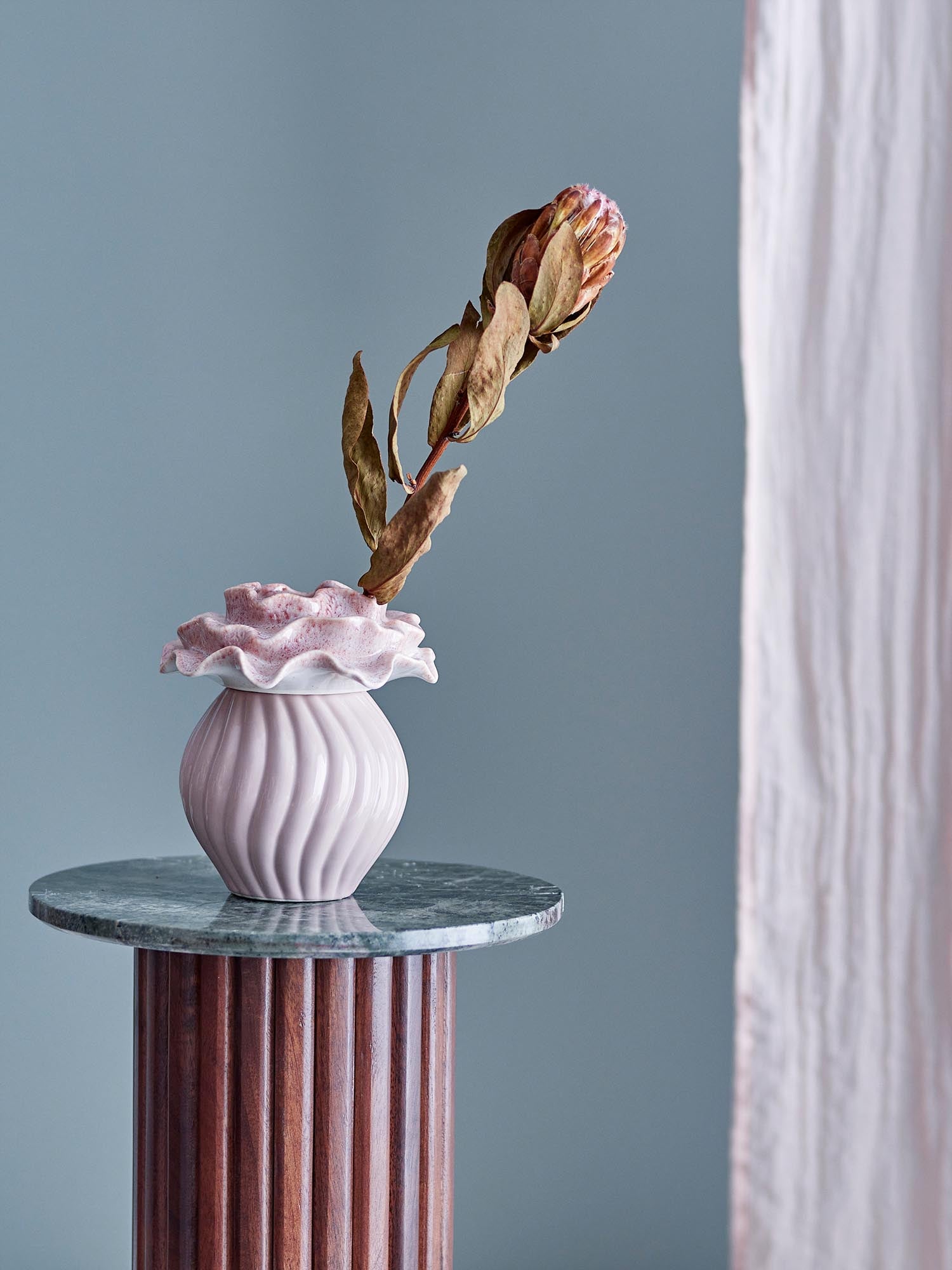 Die Petalia Vase aus Steingut in zartem Rosé von Bloomingville besticht durch ihr elegantes Design und hochwertige Verarbeitung.