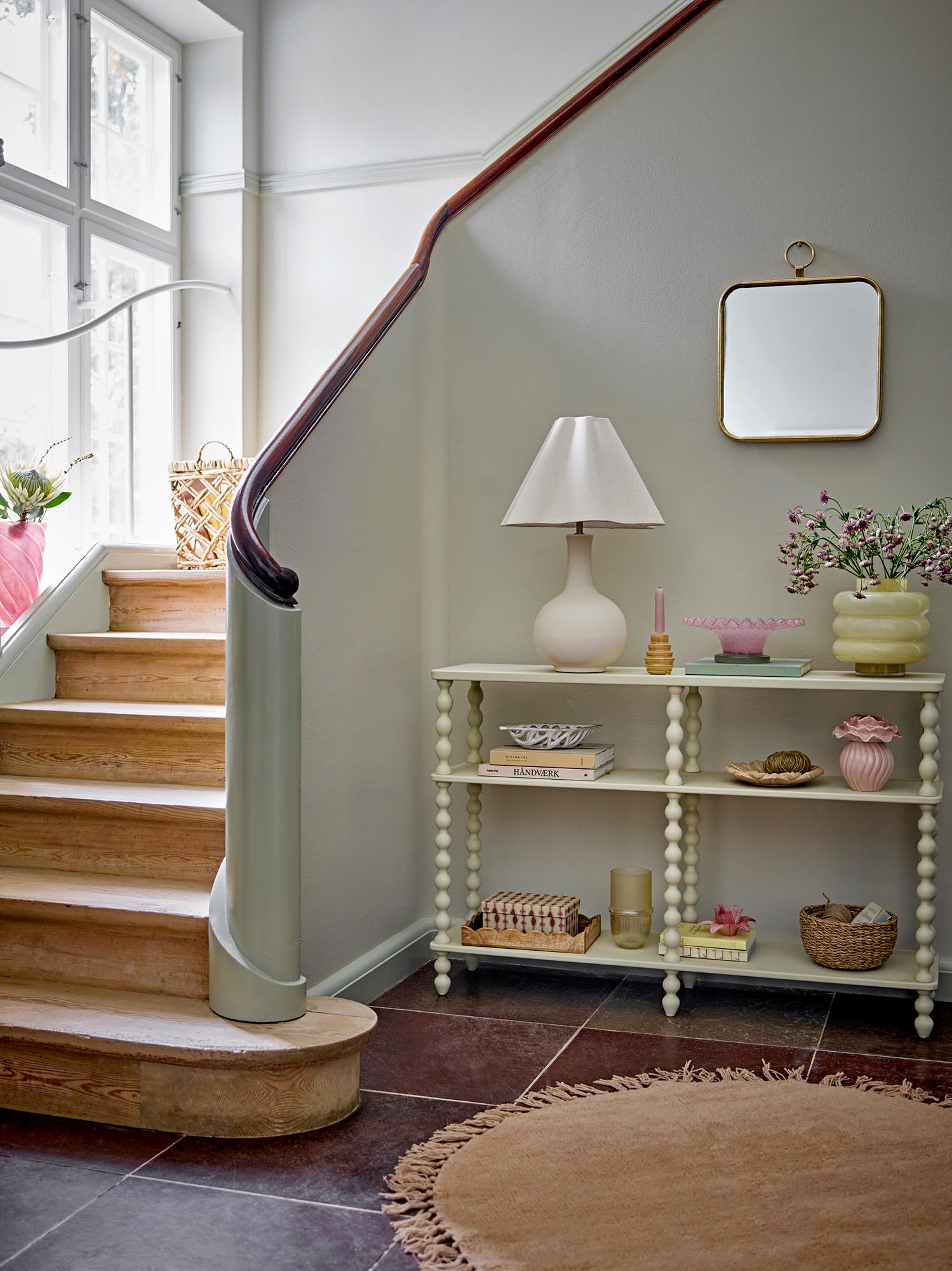 Die Petalia Vase von Bloomingville, gefertigt aus hochwertigem Steingut in sanftem Rosé, besticht durch ihr elegantes und modernes Design.