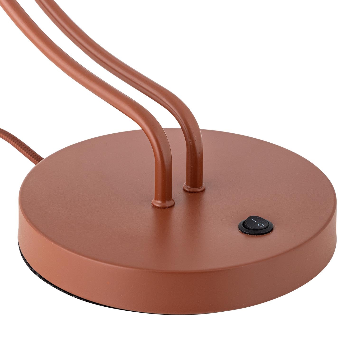 Die Janya Tischlampe von Bloomingville in Rot aus Metall vereint stilvolles Design mit praktischer Beleuchtung für Ihr Zuhause.