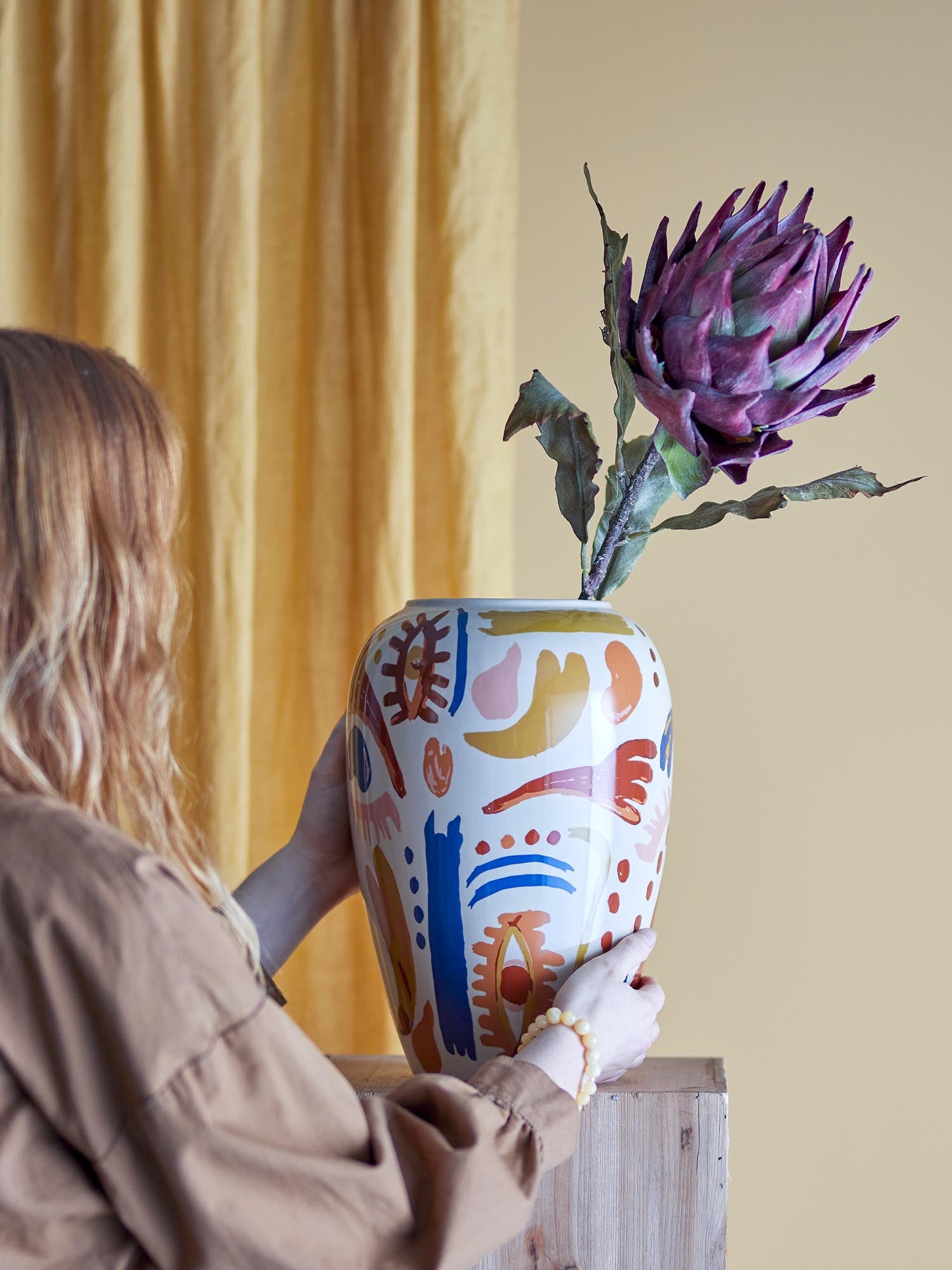 Die Horus Vase von Bloomingville in Orange aus Steingut überzeugt mit ihrem stilvollen Design und ihrer warmen, modernen Ausstrahlung.