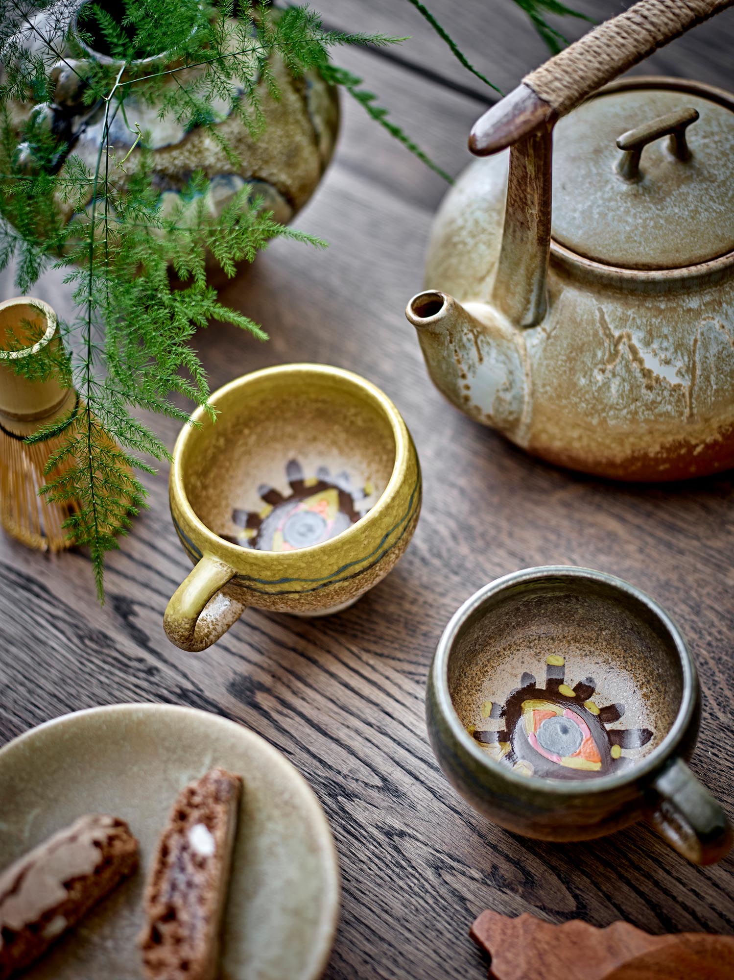 Die Oculus Tasse von Bloomingville aus braunem Steingut besticht durch ihr stilvolles Design und ihre hochwertige Verarbeitung.