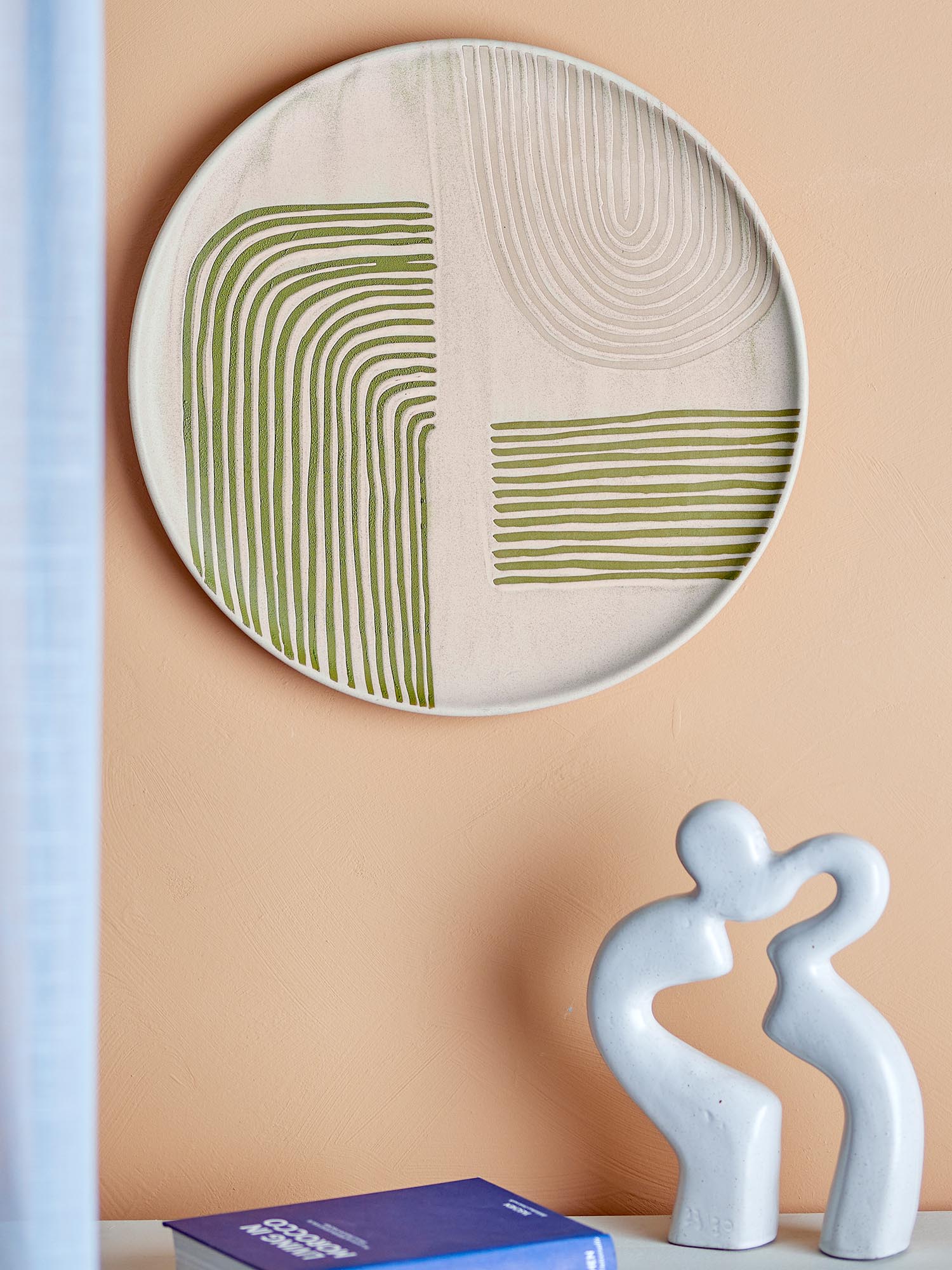 Die Amica Servierplatte von Bloomingville aus Steingut in sanftem Rosé ist perfekt für elegantes Servieren und Dekorieren.