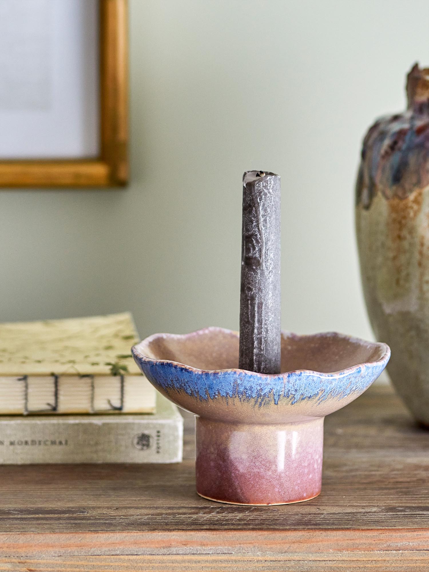 Der Cloe Kerzenhalter aus blauem Steingut von Creative Collection verleiht Ihrem Zuhause eine elegante und gemütliche Note.