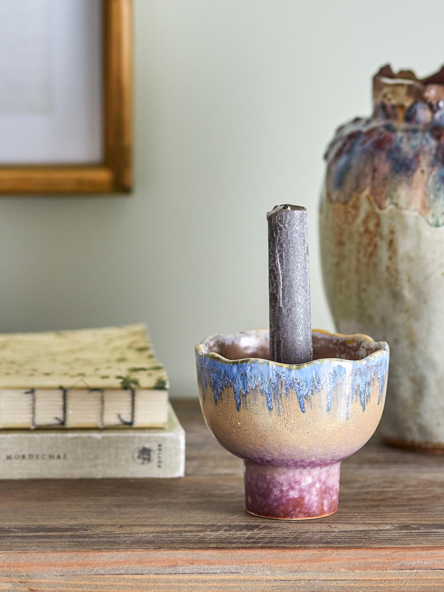 Eleganter Cloe Kerzenhalter aus blauem Steingut von Creative Collection, ideal für stilvolle Dekorationen und gemütliche Atmosphäre.