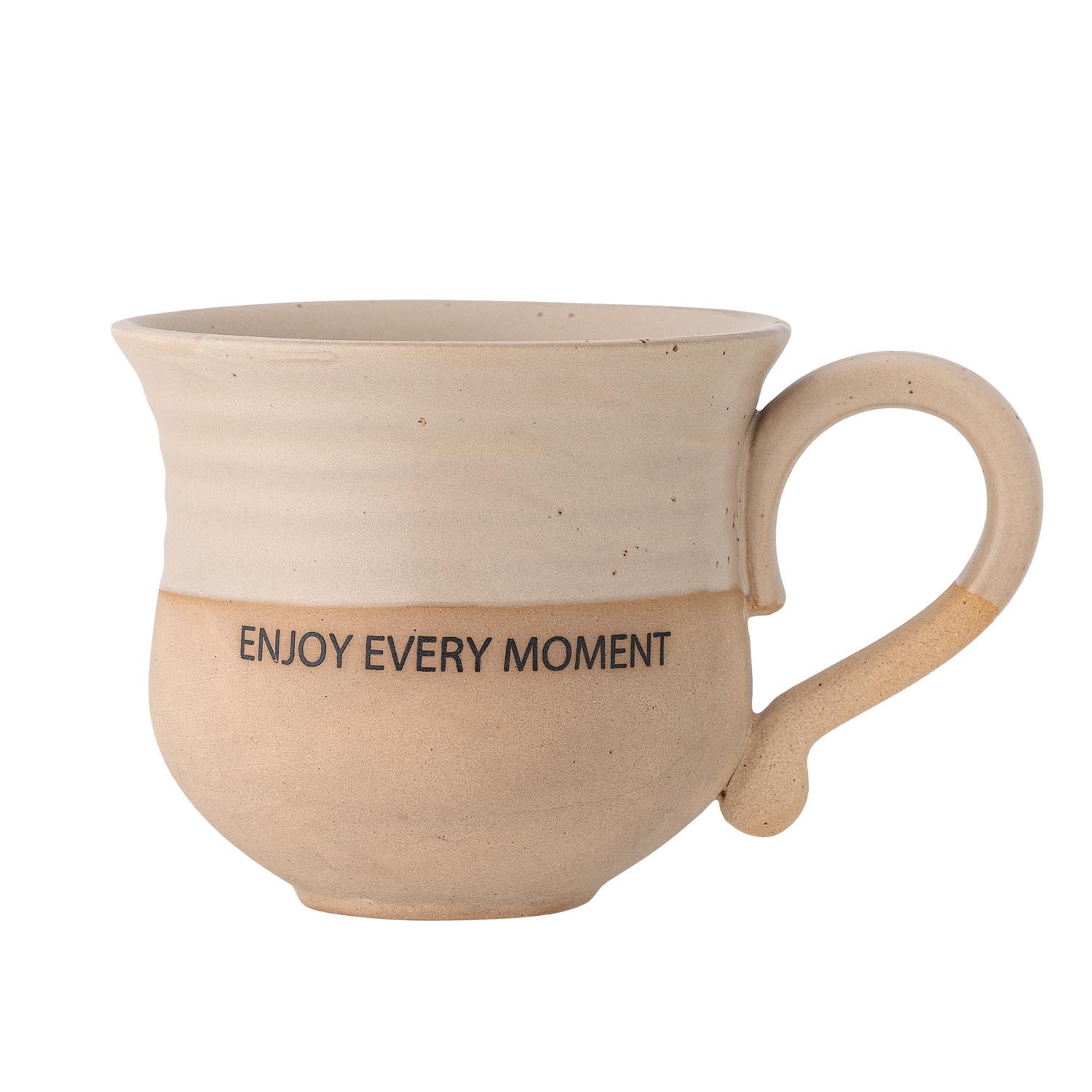 Elegante, braune Steingut-Tasse "Claire" mit inspirierendem Text, ideal für heisse Getränke. Einzigartiges Design, langlebig.