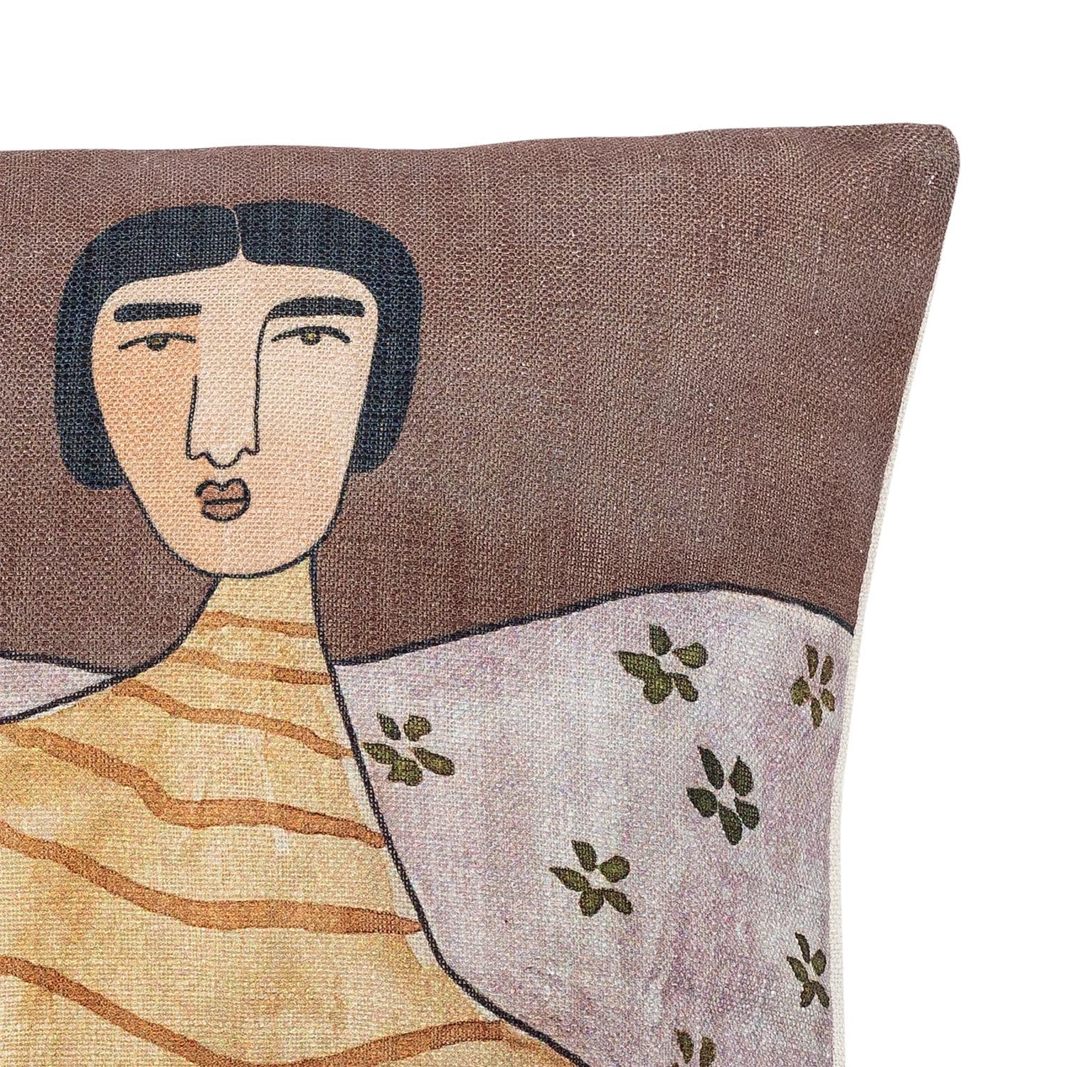 Das Zita Kissen von Bloomingville in Gelb aus Polyester ist ein stilvolles Accessoire für gemütliche und moderne Wohnräume.