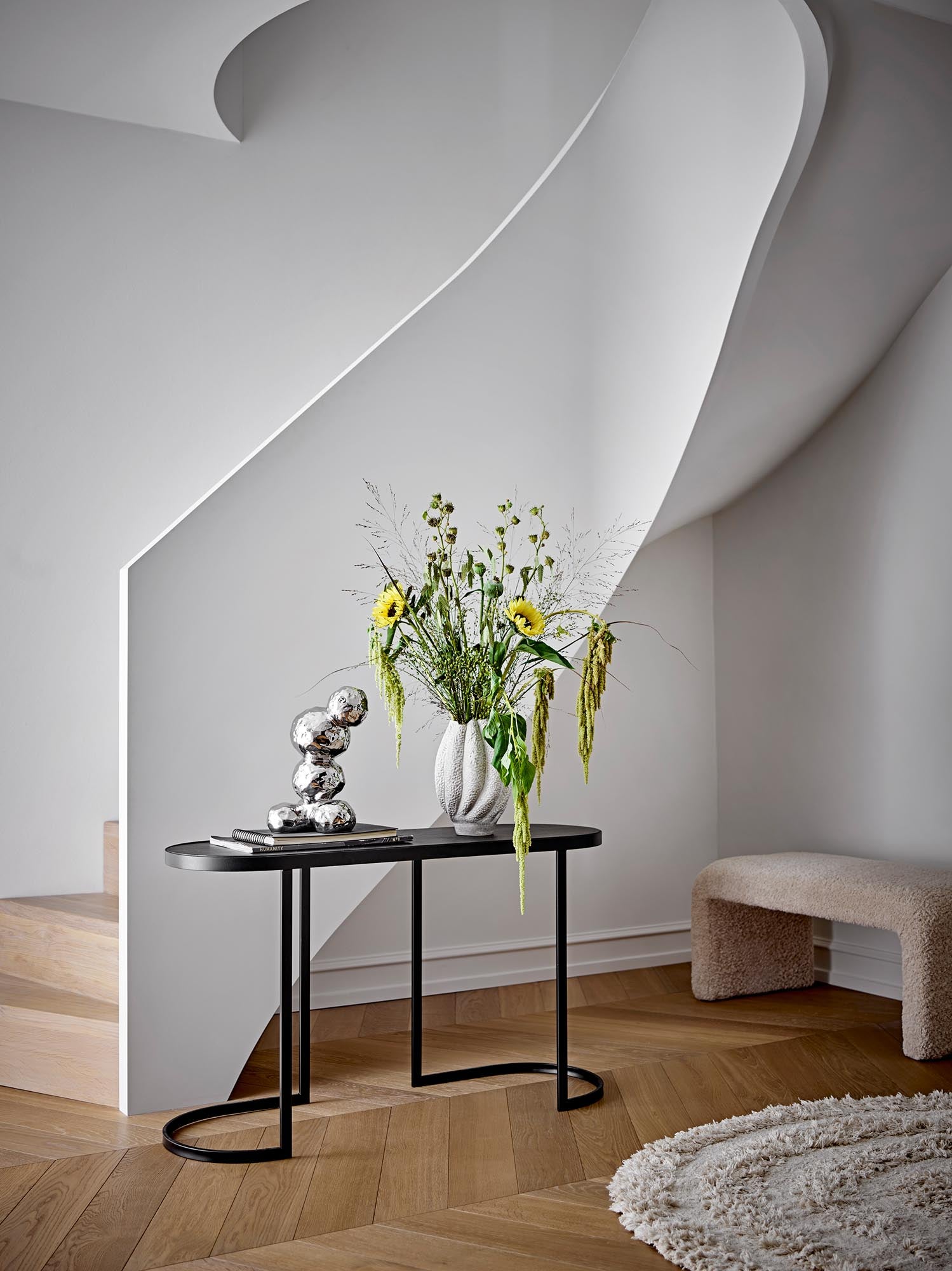 Elegante Bobby-Deko aus silbernem Steingut von Bloomingville, ideal für stilvolle Wohnraumgestaltung und modernes Ambiente.